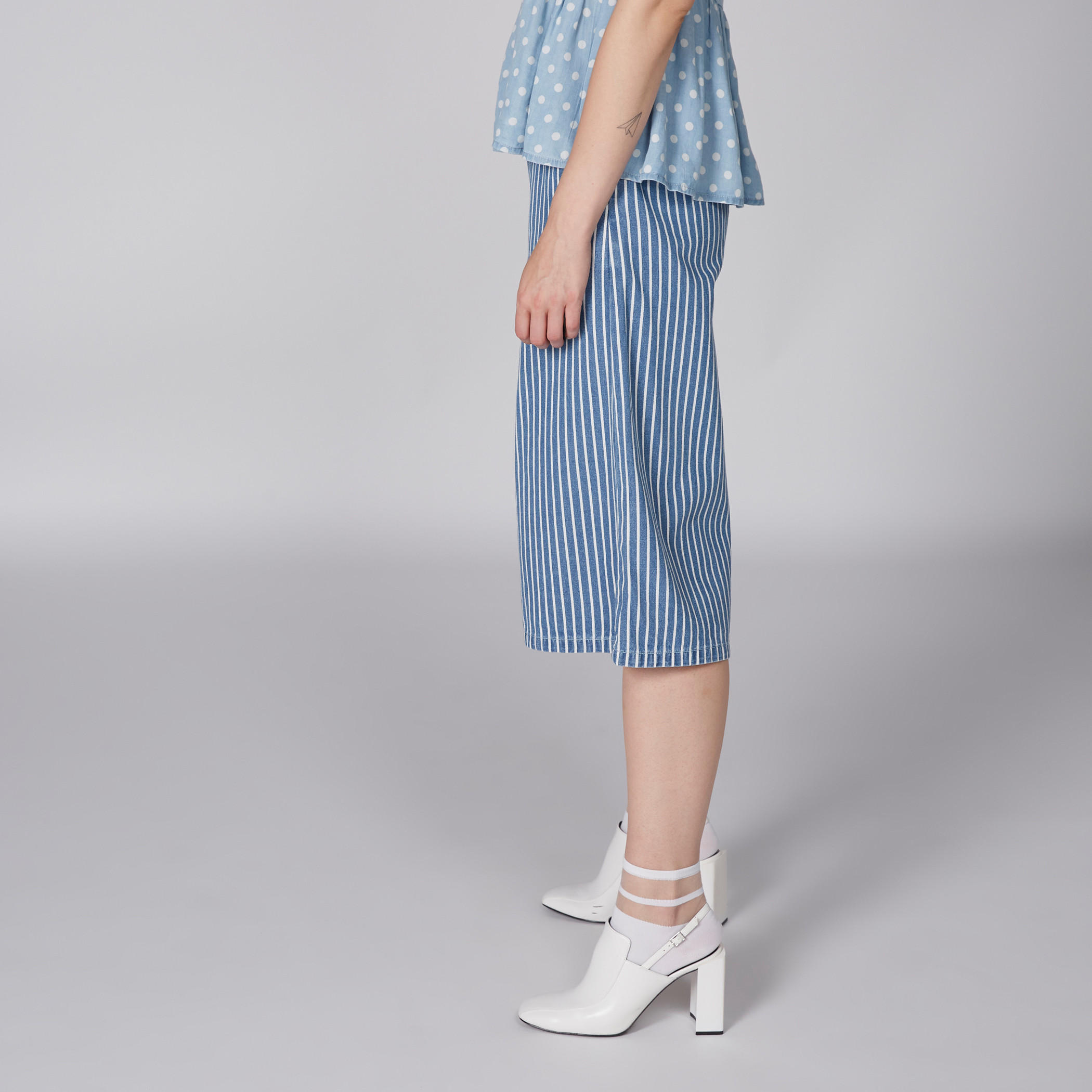 بنطال واسع الساقين من الدينم بتصميم مقلّم وجيوب من لي كوبر-women-clothing-bottoms-trousers-image-4