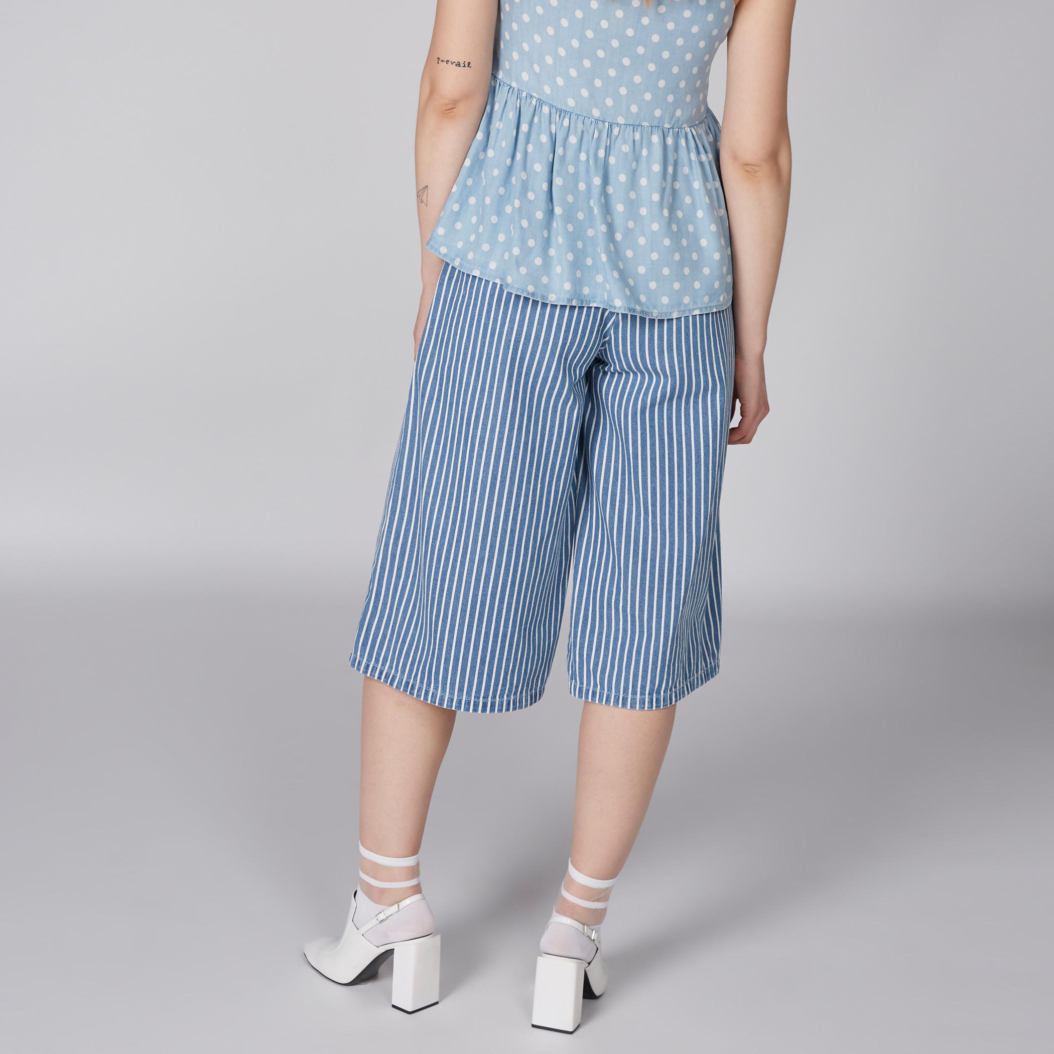 بنطال واسع الساقين من الدينم بتصميم مقلّم وجيوب من لي كوبر-women-clothing-bottoms-trousers-image-5