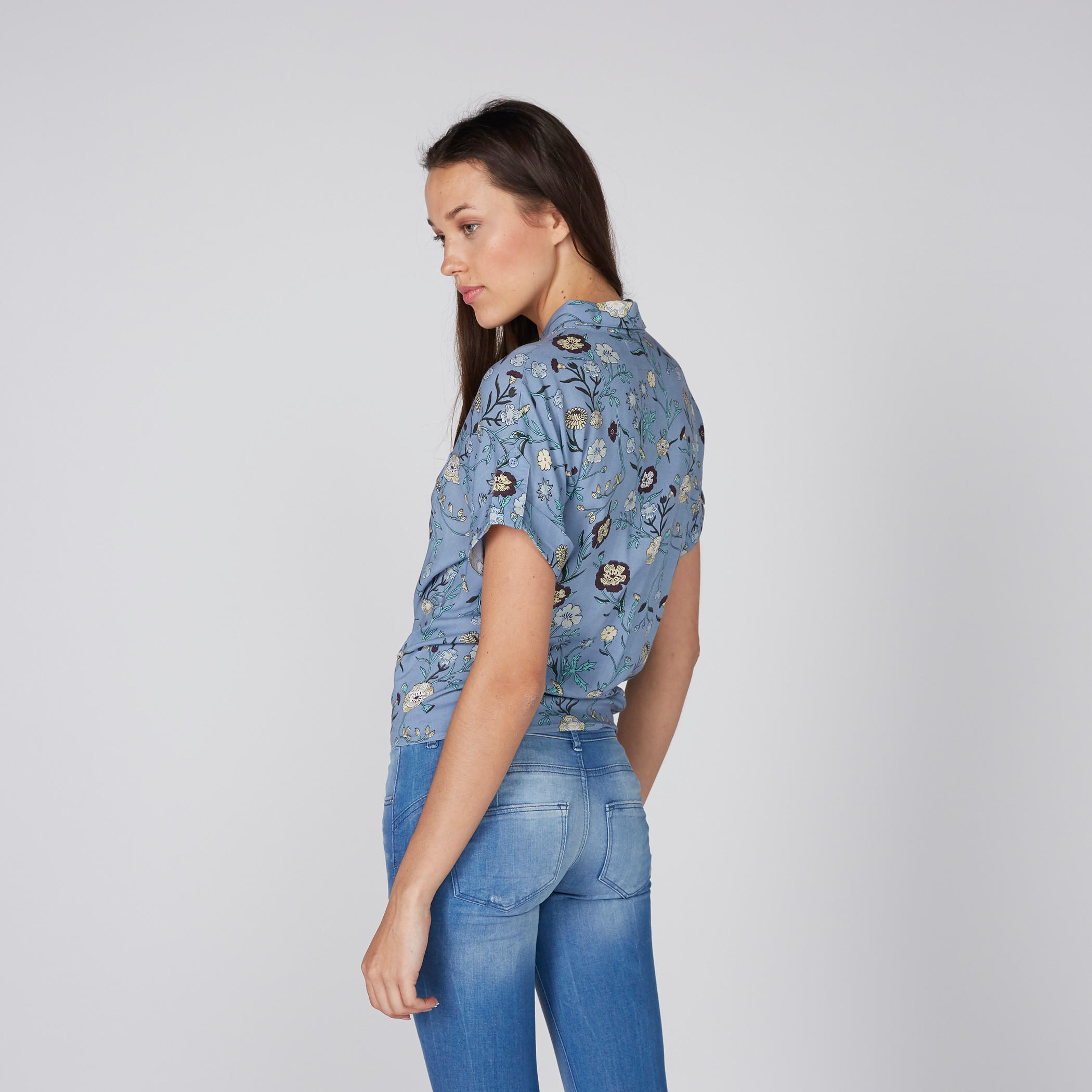 قميص بحوّاف رباط وطبعات الأزهار من لي كوبر-women-clothing-shirtsandblouses-shirts-image-3