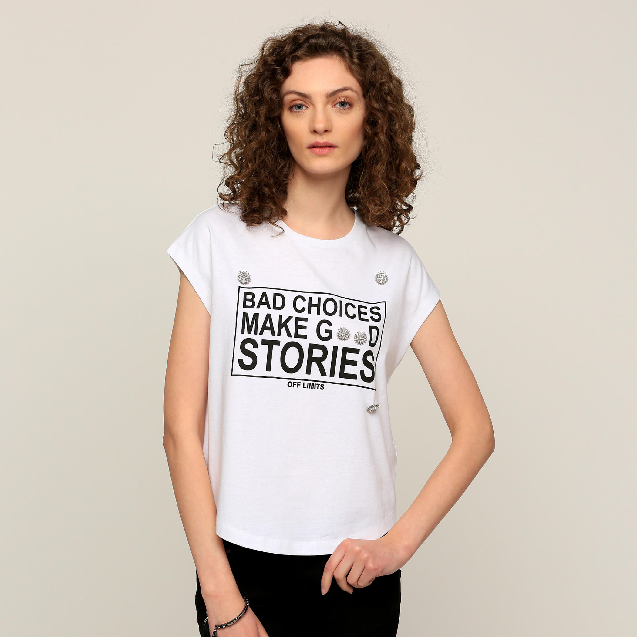 تيشيرت بياقة مستديرة وأكمام كاب وطبعات من لي كوبر-women-clothing-tshirts-image-1
