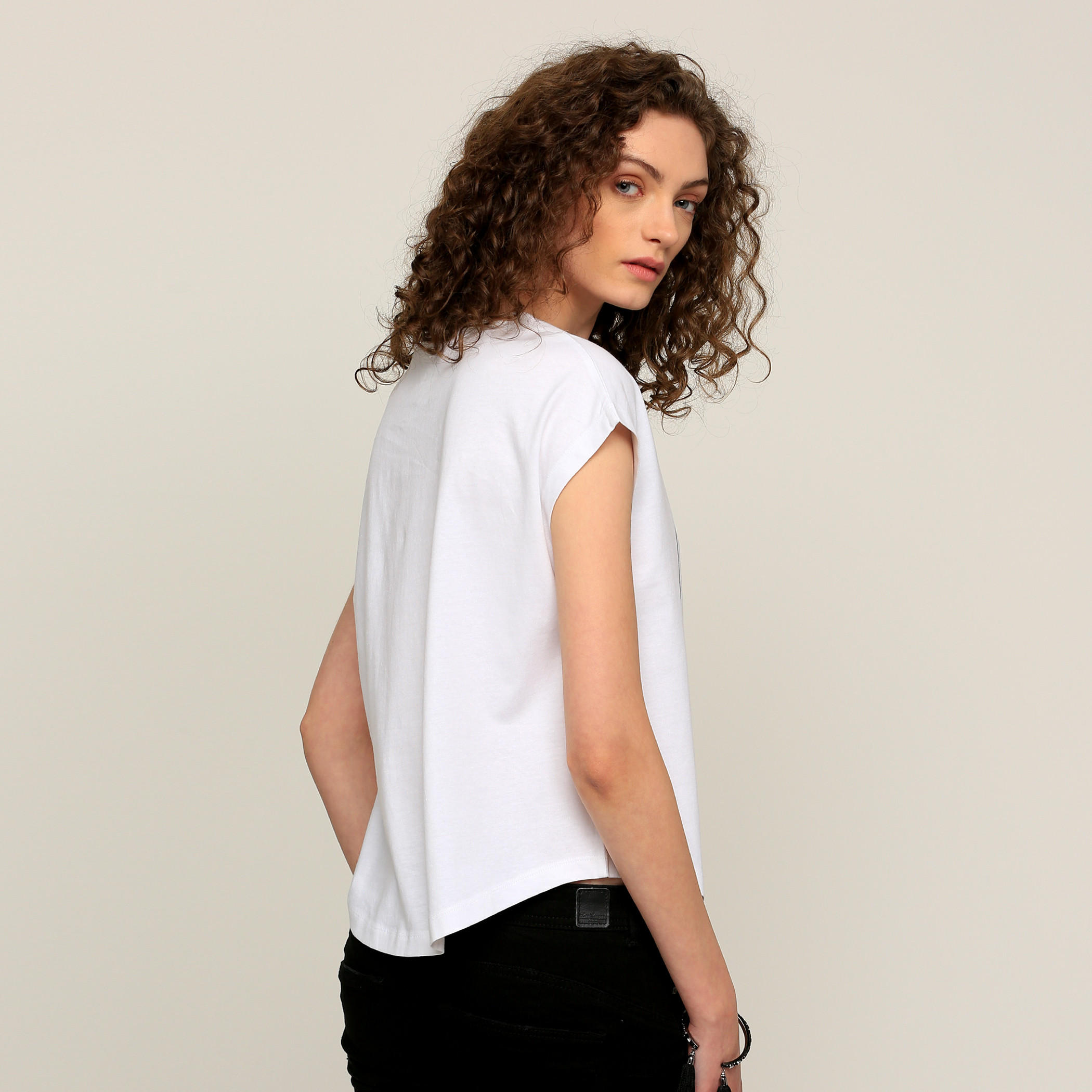 تيشيرت بياقة مستديرة وأكمام كاب وطبعات من لي كوبر-women-clothing-tshirts-image-2