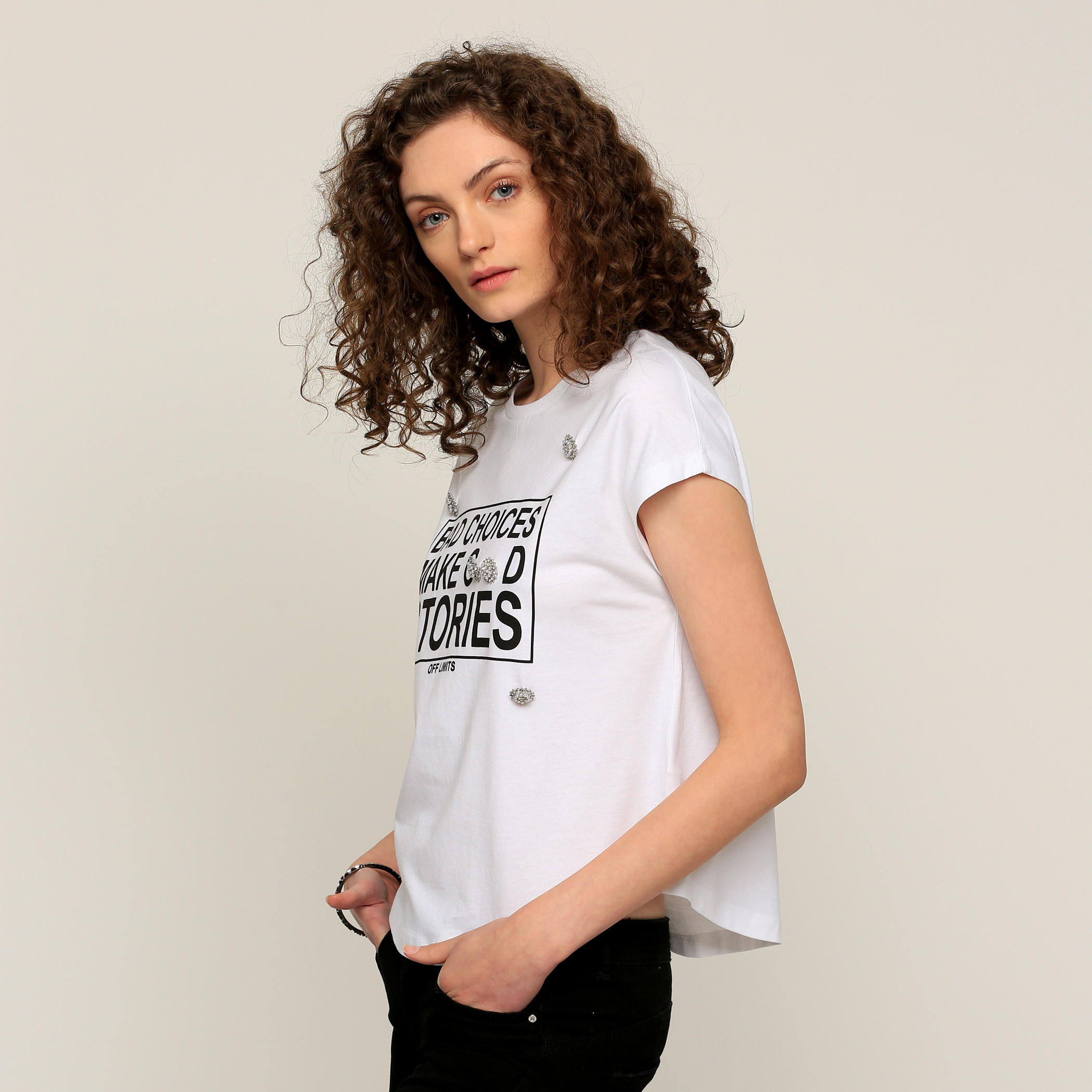 تيشيرت بياقة مستديرة وأكمام كاب وطبعات من لي كوبر-women-clothing-tshirts-image-3