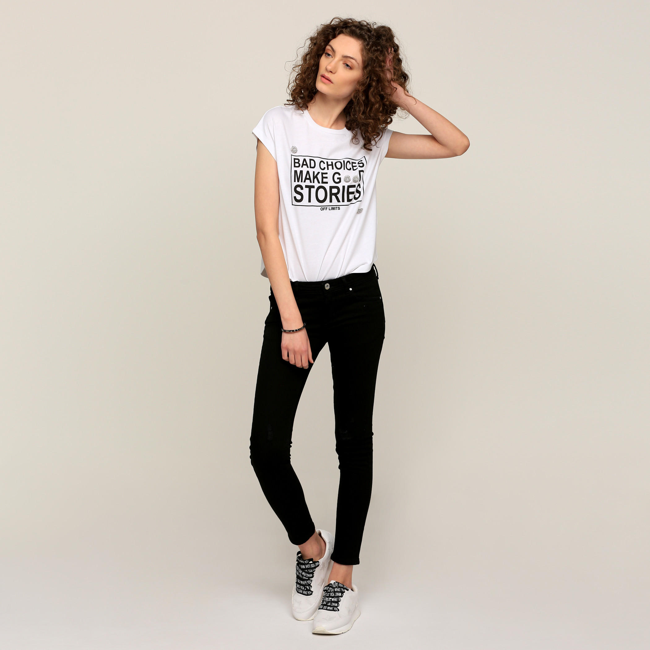 تيشيرت بياقة مستديرة وأكمام كاب وطبعات من لي كوبر-women-clothing-tshirts-image-5