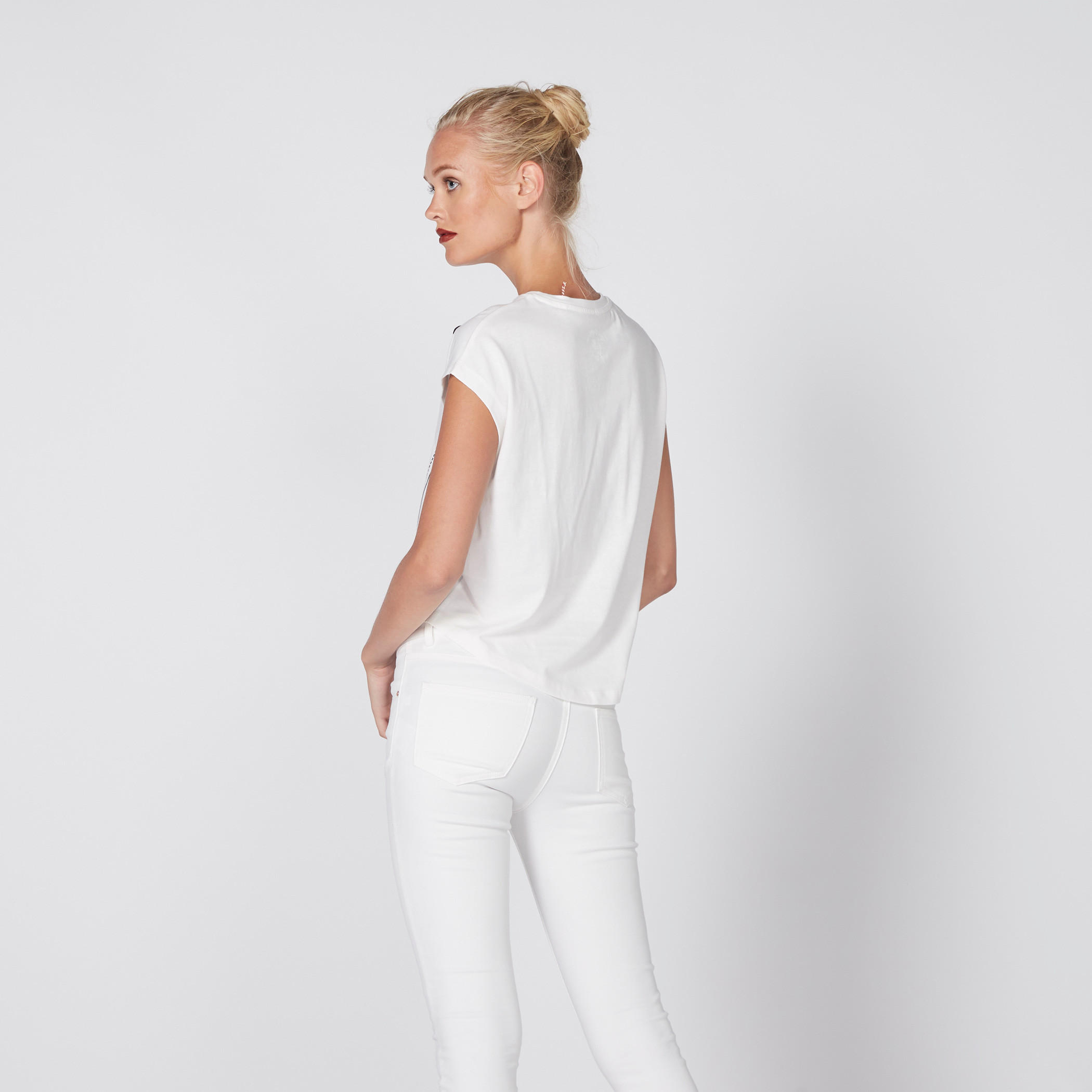 تيشيرت بياقة مستديرة وأكمام متصلة وطبعات من لي كوبر-women-clothing-tshirts-image-3