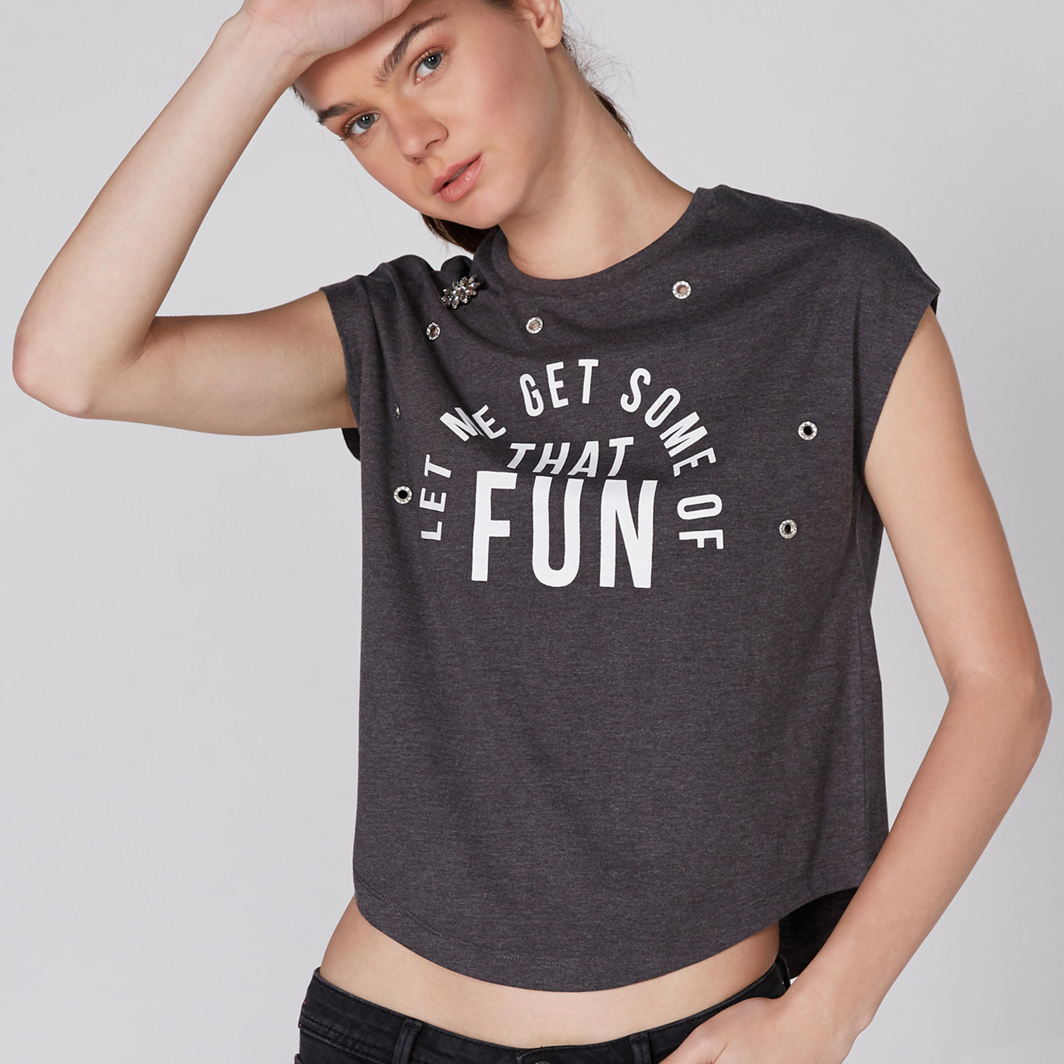 تيشيرت مزخرف بياقة مستديرة وأكمام كاب من لي كوبر-women-clothing-tshirts-image-4