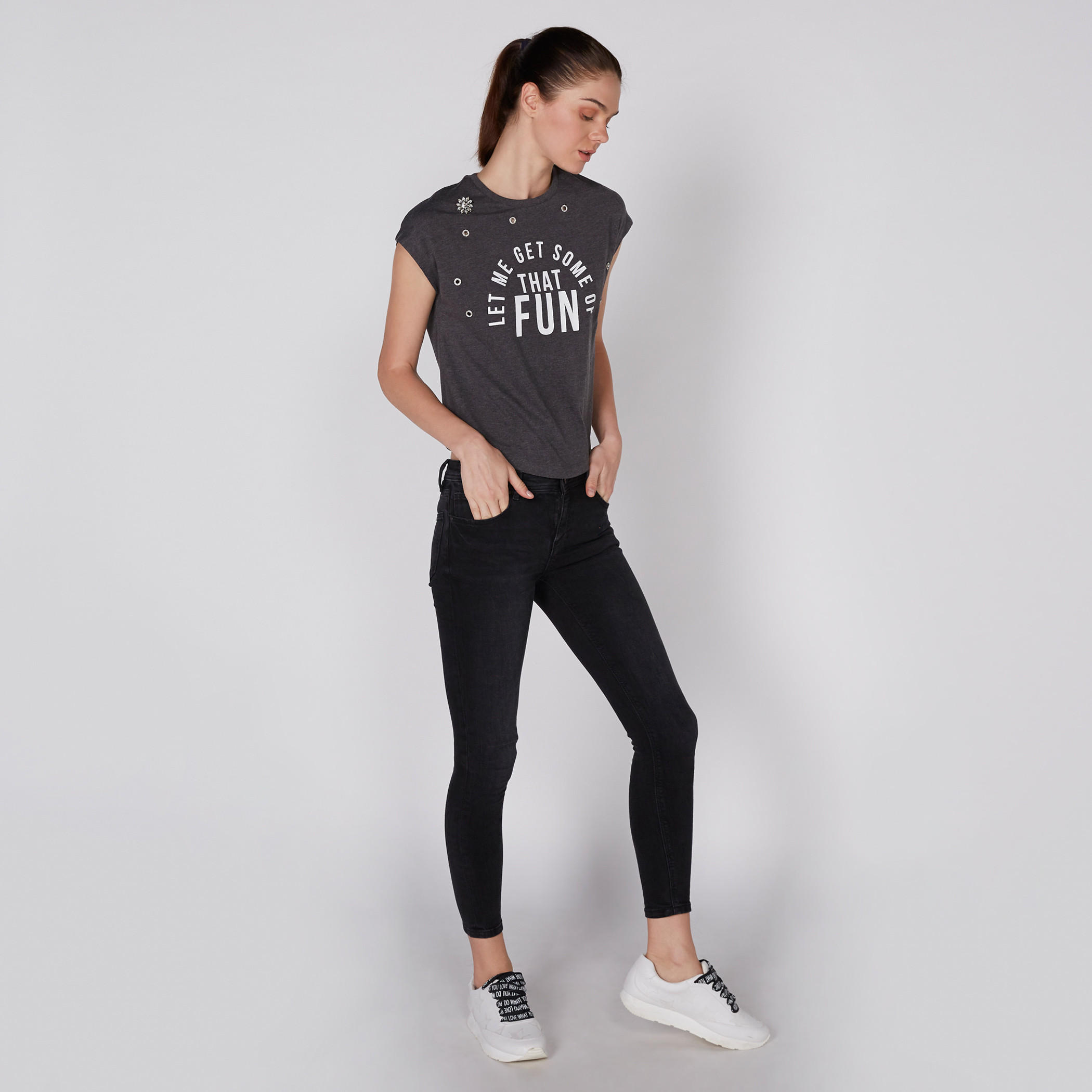 تيشيرت مزخرف بياقة مستديرة وأكمام كاب من لي كوبر-women-clothing-tshirts-image-3