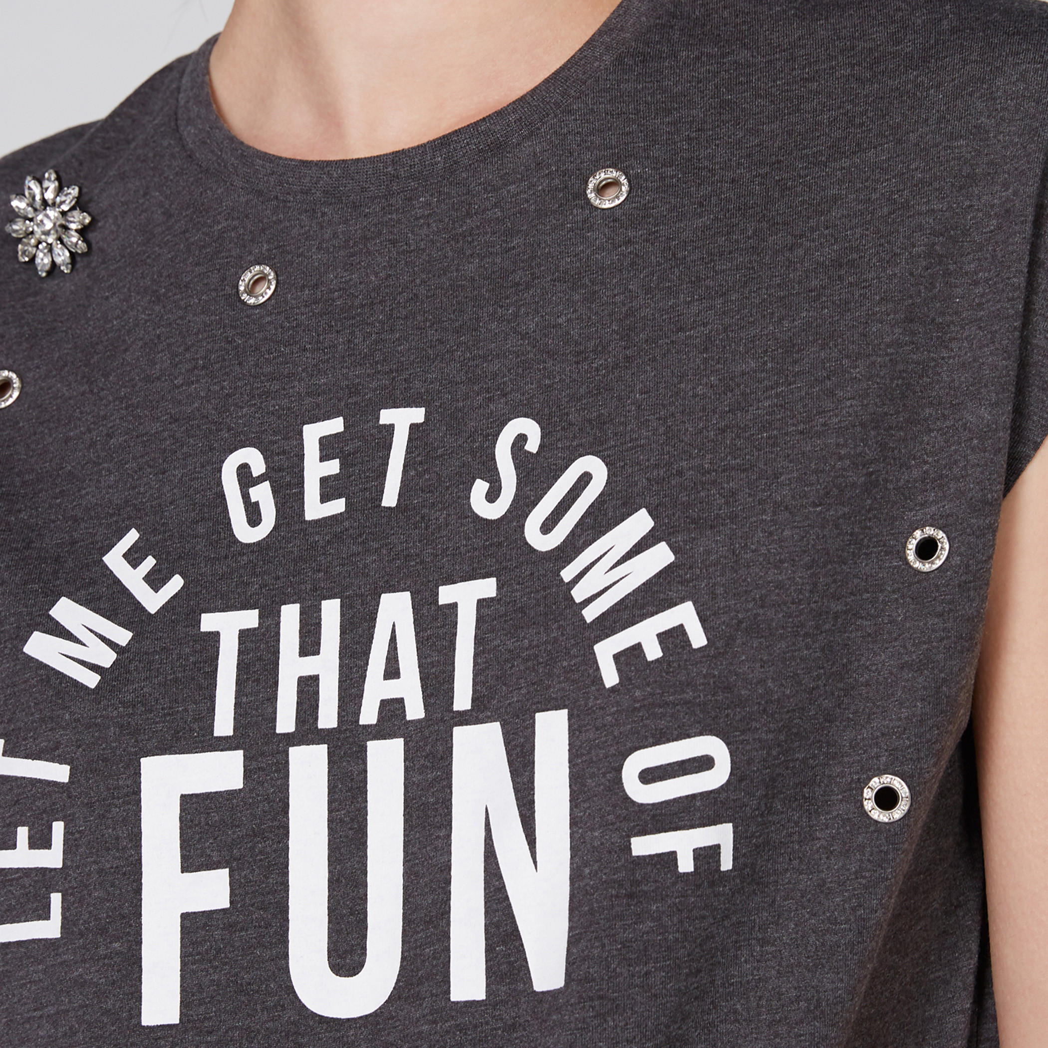 تيشيرت مزخرف بياقة مستديرة وأكمام كاب من لي كوبر-women-clothing-tshirts-image-2