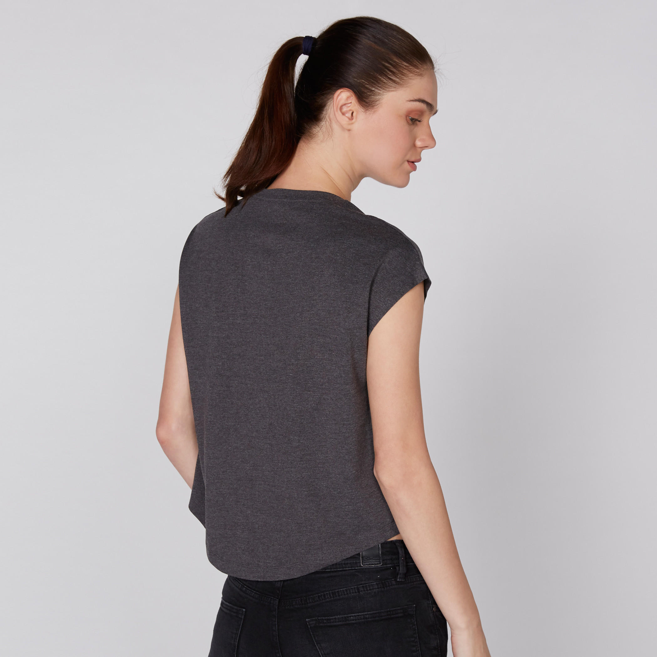 تيشيرت مزخرف بياقة مستديرة وأكمام كاب من لي كوبر-women-clothing-tshirts-image-1