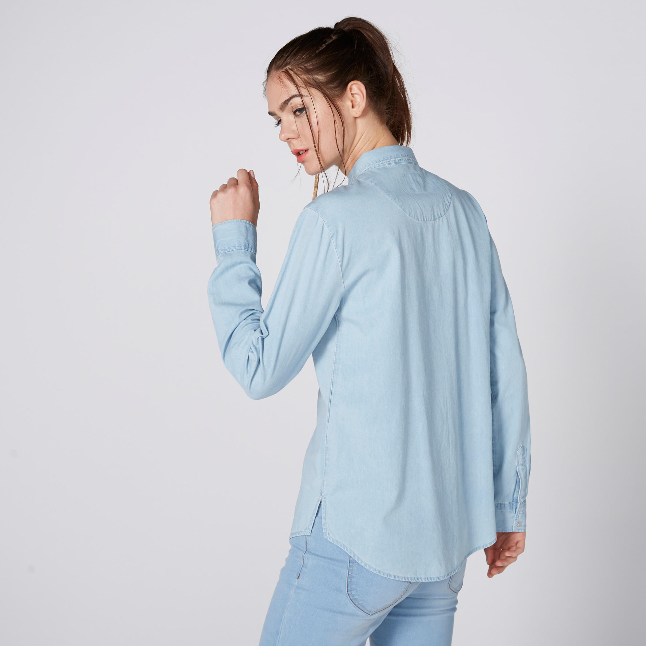 قميص من الدنيم بأكمام طويلة ووصلة أزرار كاملة من لي كوبر-women-clothing-shirtsandblouses-shirts-image-2