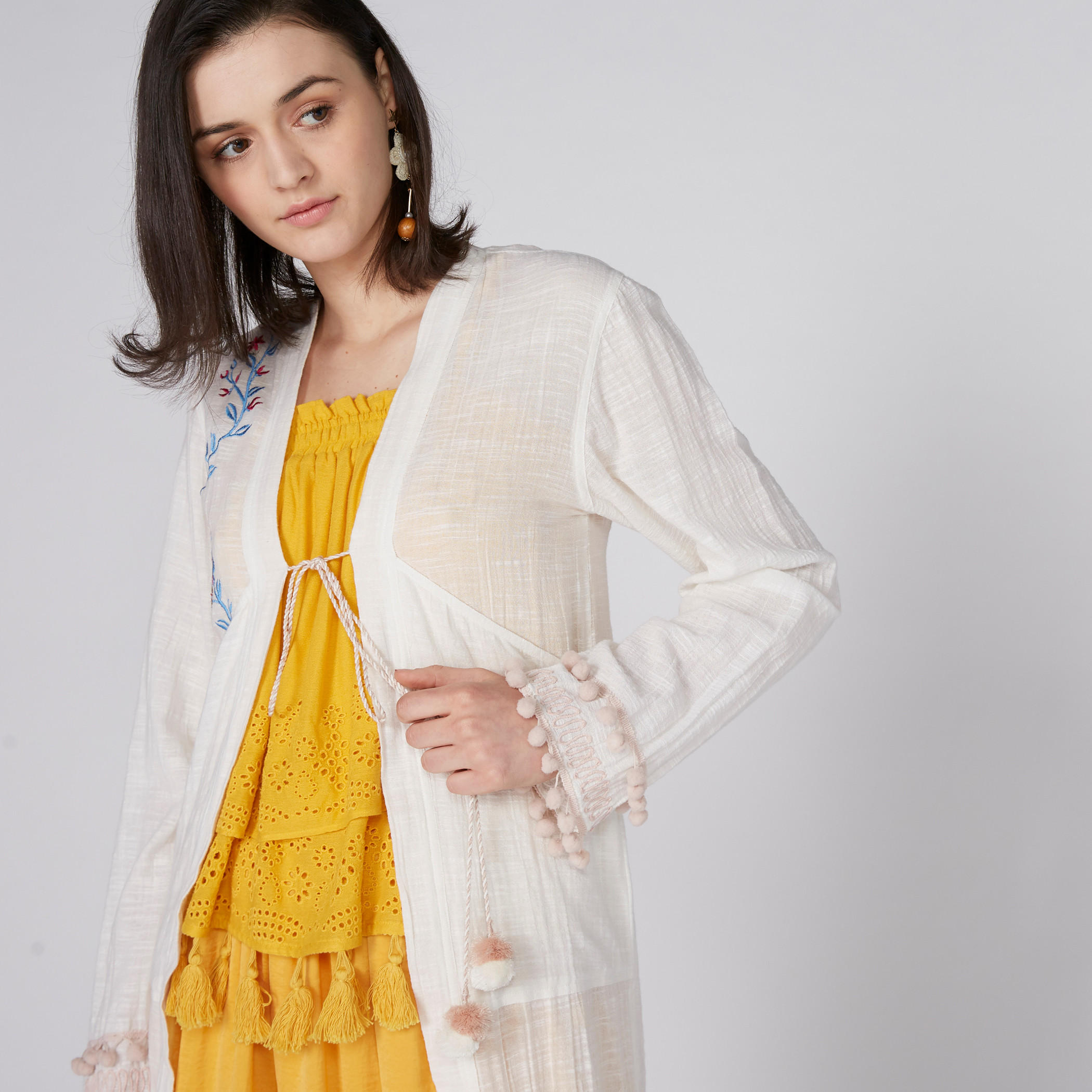 سترة خارجية مطرّزة بأكمام طويلة ورباط إغلاق من لي كوبر-women-clothing-shirtsandblouses-blouses-image-1