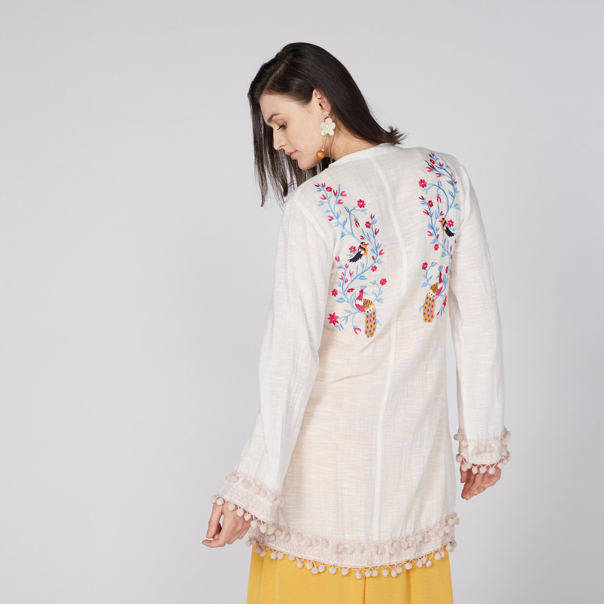 سترة خارجية مطرّزة بأكمام طويلة ورباط إغلاق من لي كوبر-women-clothing-shirtsandblouses-blouses-image-2
