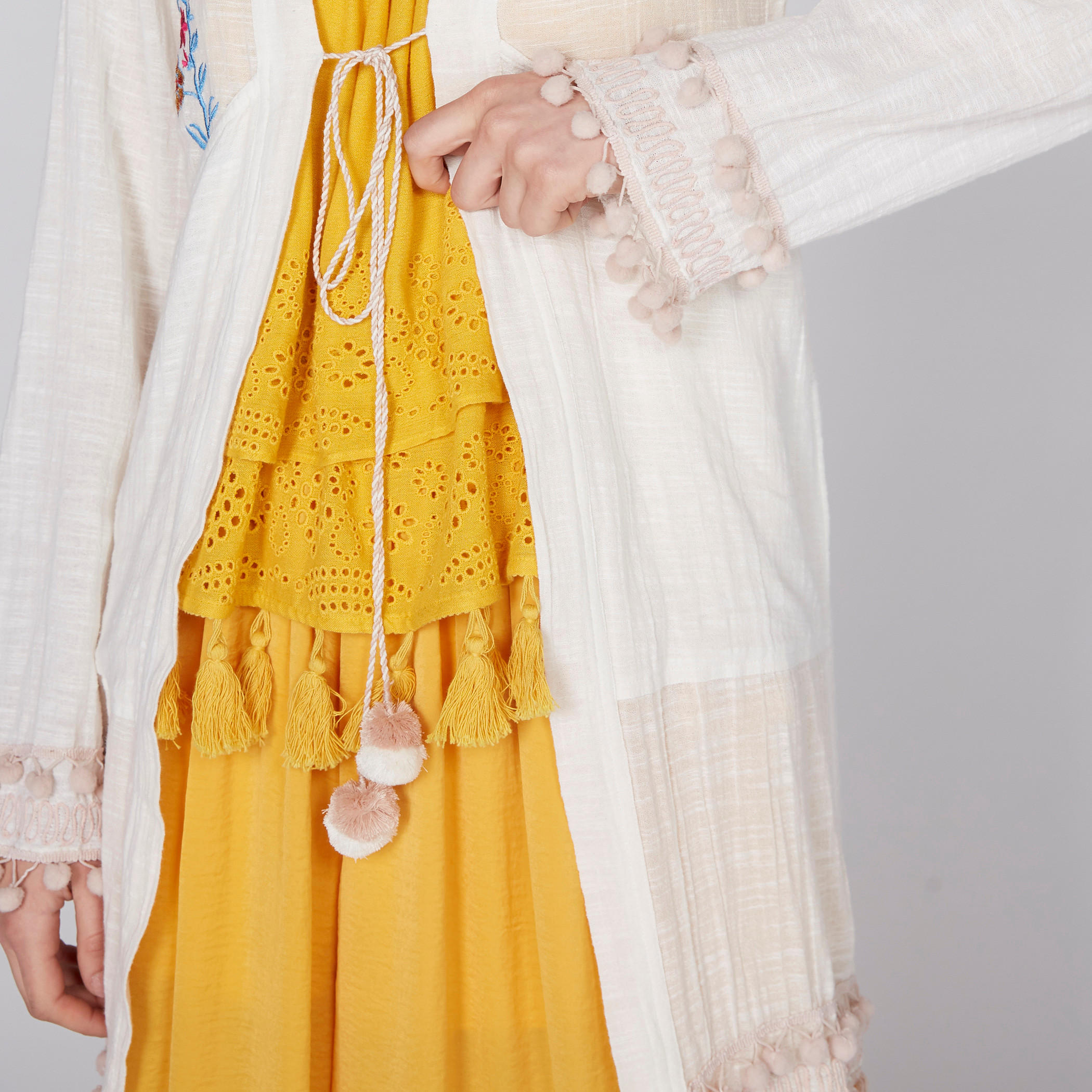 سترة خارجية مطرّزة بأكمام طويلة ورباط إغلاق من لي كوبر-women-clothing-shirtsandblouses-blouses-image-3