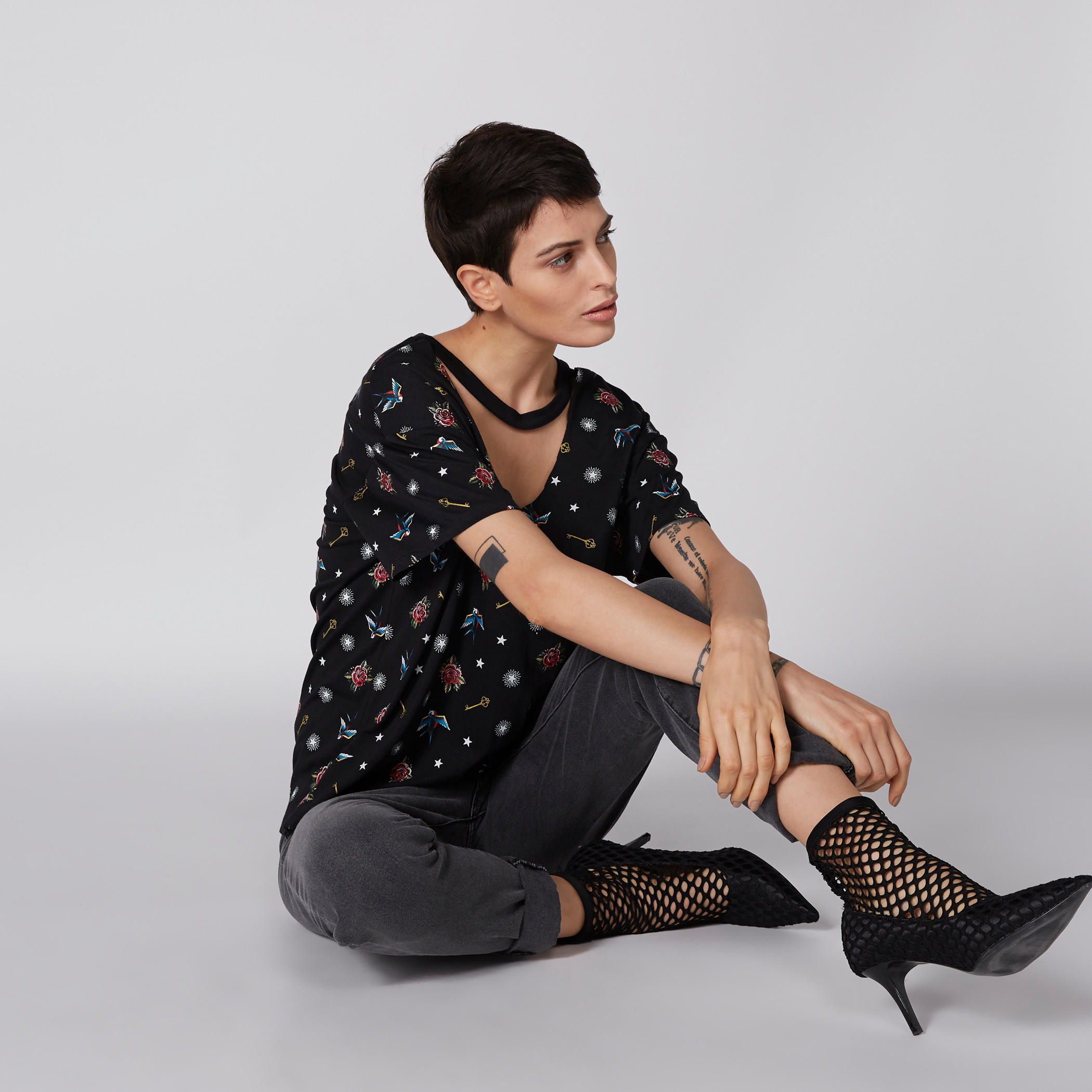 تيشيرت بياقة طوق وأكمام قصيرة وطبعات من لي كوبر-women-clothing-tshirts-image-1