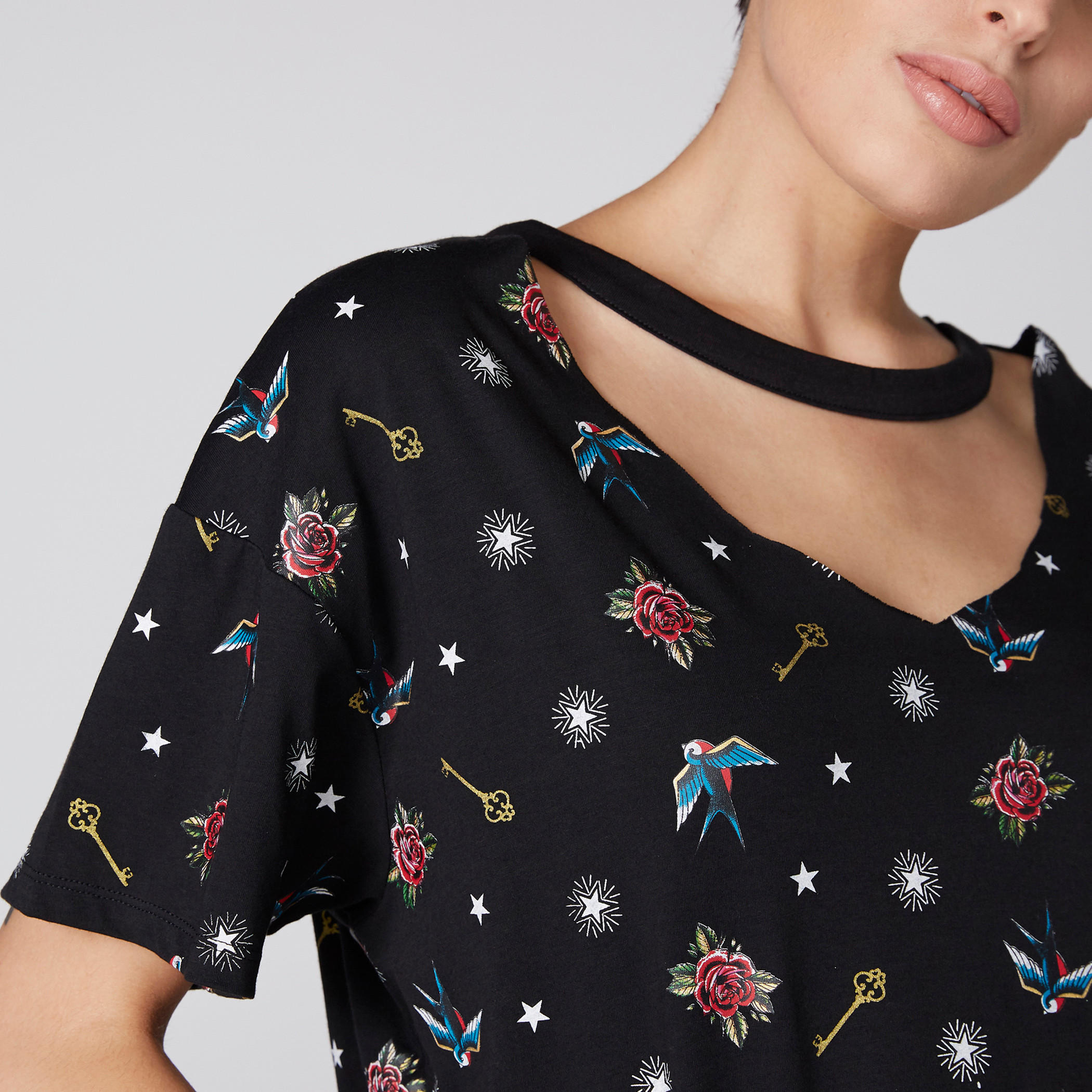 تيشيرت بياقة طوق وأكمام قصيرة وطبعات من لي كوبر-women-clothing-tshirts-image-2