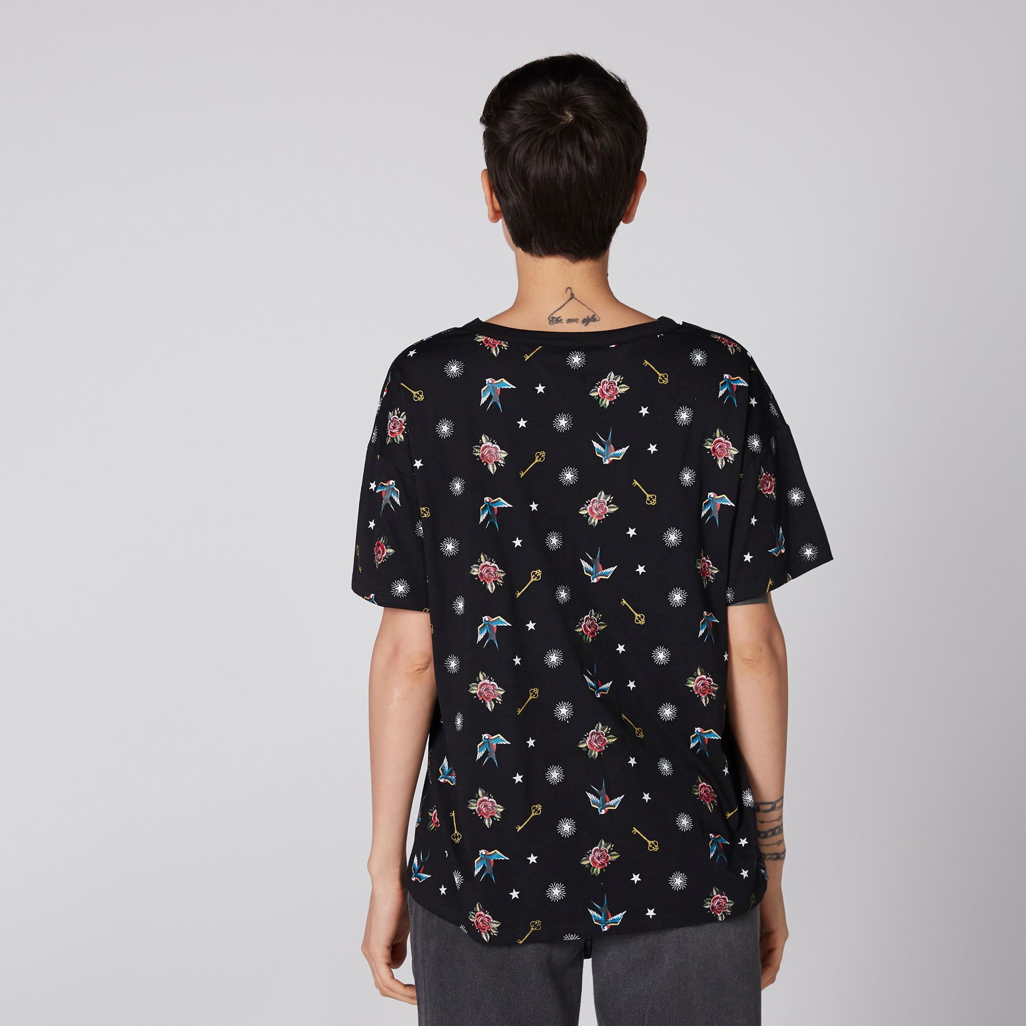 تيشيرت بياقة طوق وأكمام قصيرة وطبعات من لي كوبر-women-clothing-tshirts-image-3