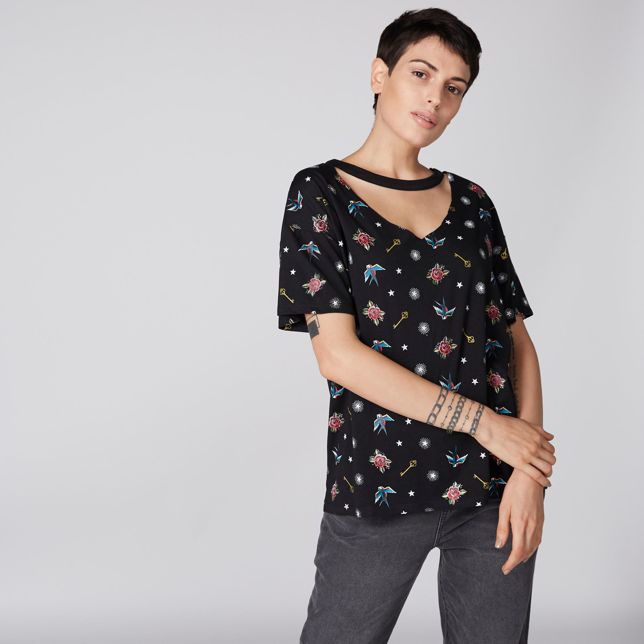 تيشيرت بياقة طوق وأكمام قصيرة وطبعات من لي كوبر-women-clothing-tshirts-image-4