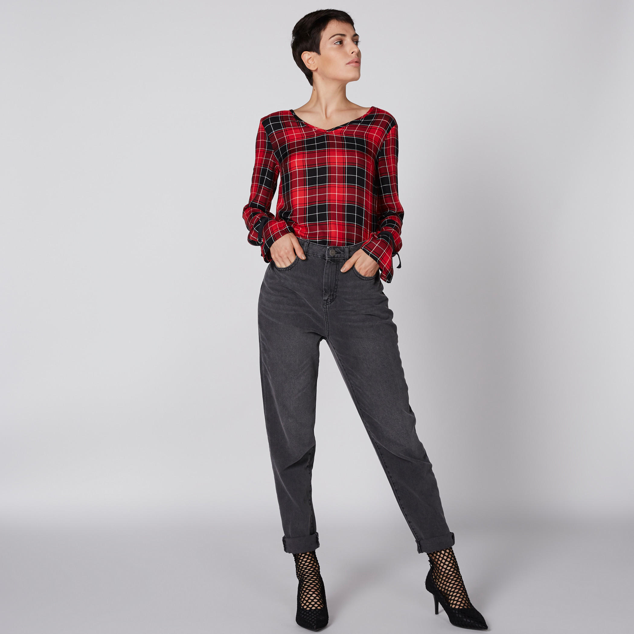 بلوزة كاروهات بياقة V وأكمام طويلة من لي كوبر-women-clothing-shirtsandblouses-blouses-image-1