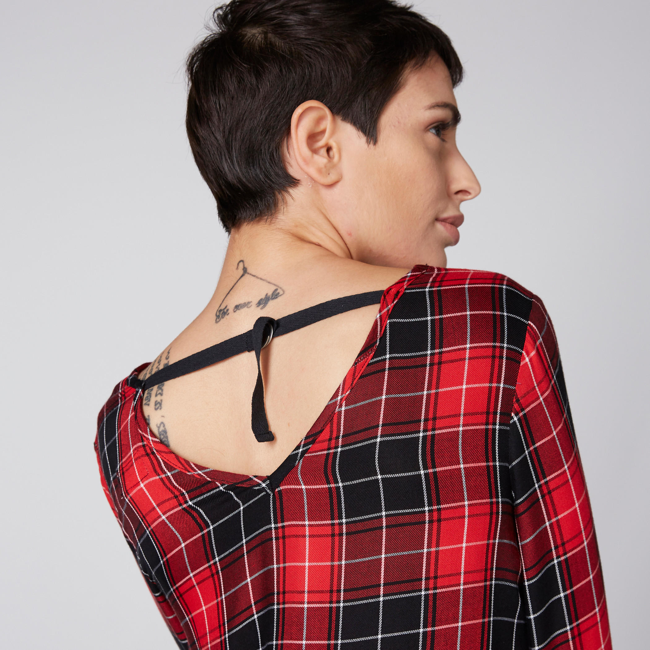 بلوزة كاروهات بياقة V وأكمام طويلة من لي كوبر-women-clothing-shirtsandblouses-blouses-image-2