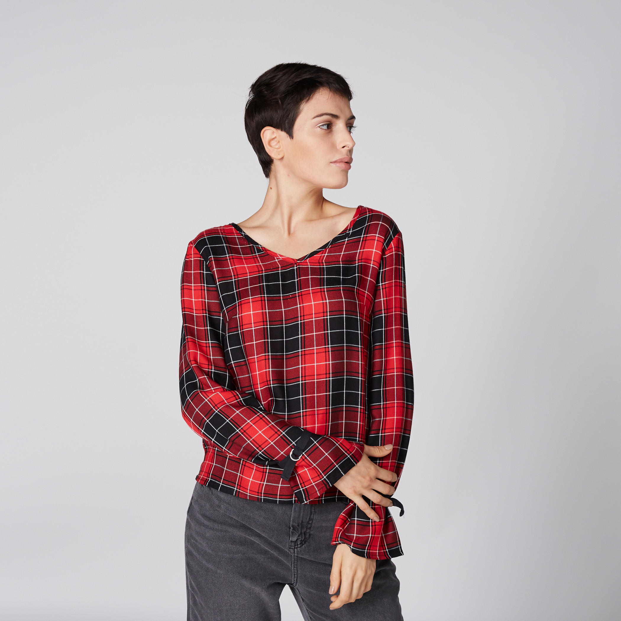 بلوزة كاروهات بياقة V وأكمام طويلة من لي كوبر-women-clothing-shirtsandblouses-blouses-image-3