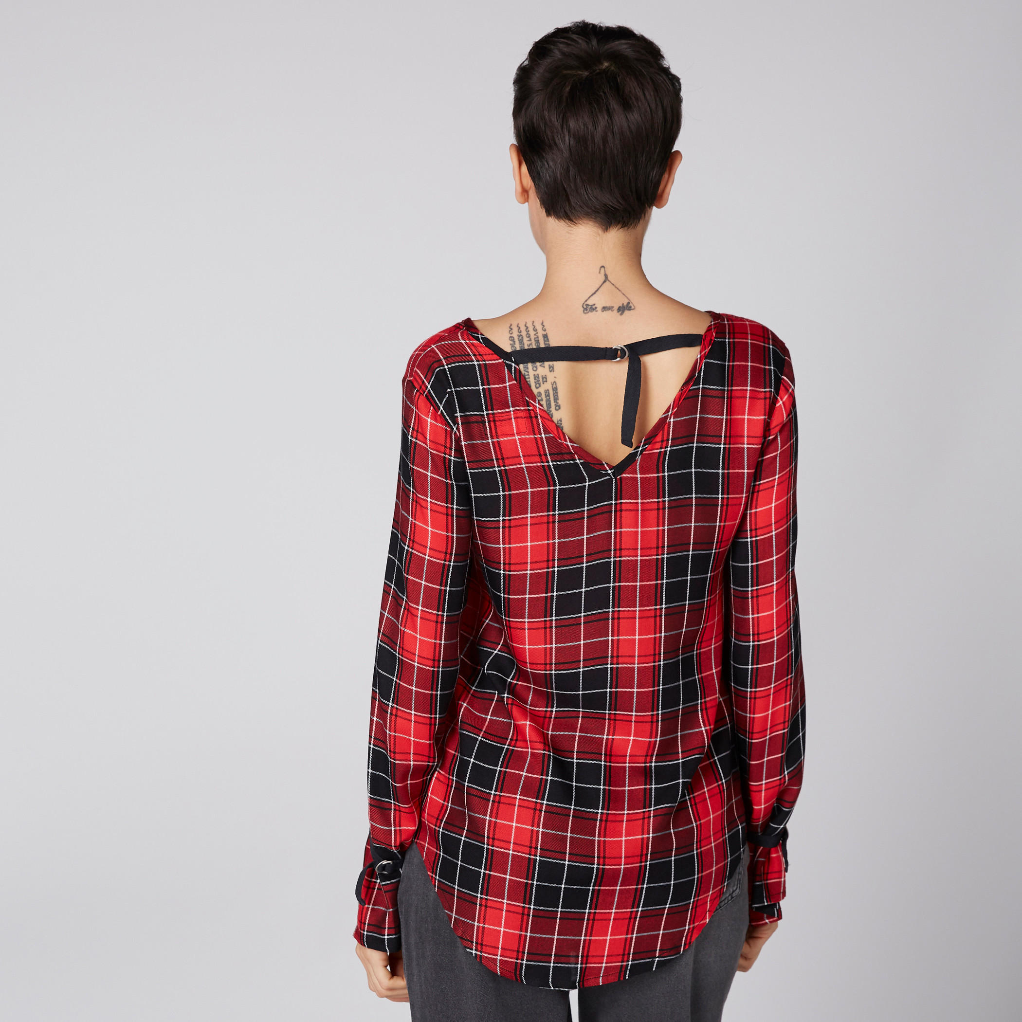 بلوزة كاروهات بياقة V وأكمام طويلة من لي كوبر-women-clothing-shirtsandblouses-blouses-image-4