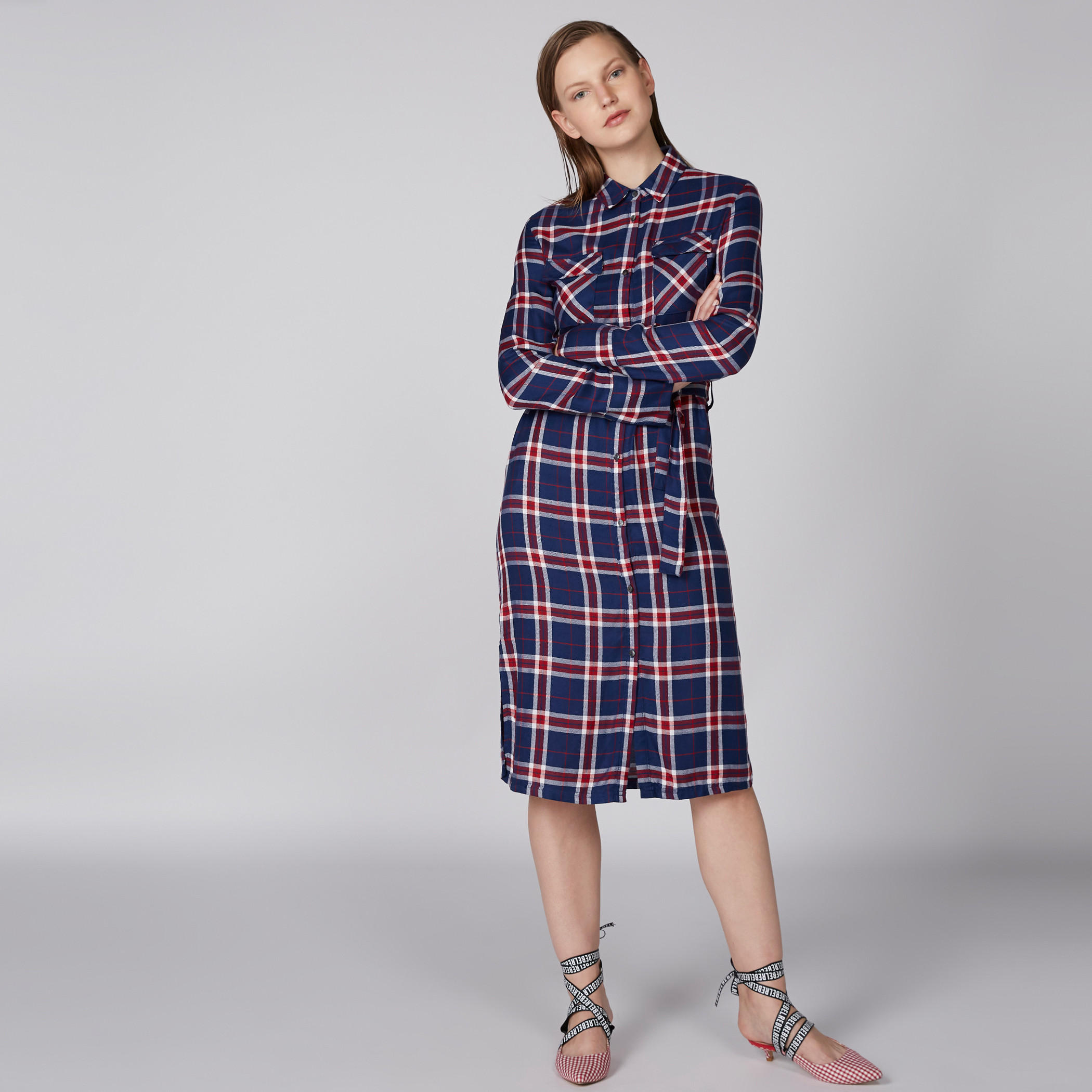 فستان قميص كاروهات بأكمام طويلة ورباط من لي كوبر-women-clothing-dresses-image-1