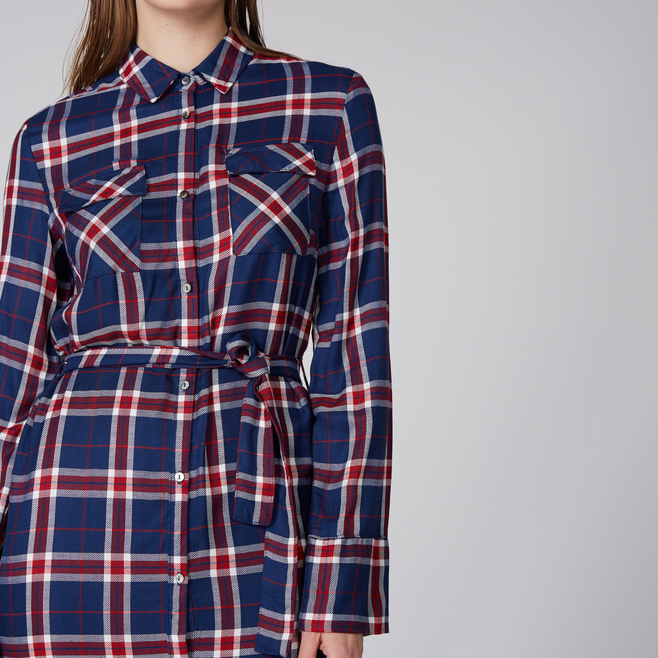 فستان قميص كاروهات بأكمام طويلة ورباط من لي كوبر-women-clothing-dresses-image-2