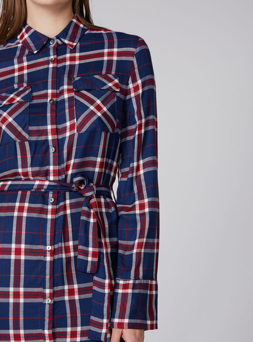 فستان قميص كاروهات بأكمام طويلة ورباط من لي كوبر-women-clothing-dresses-image-2