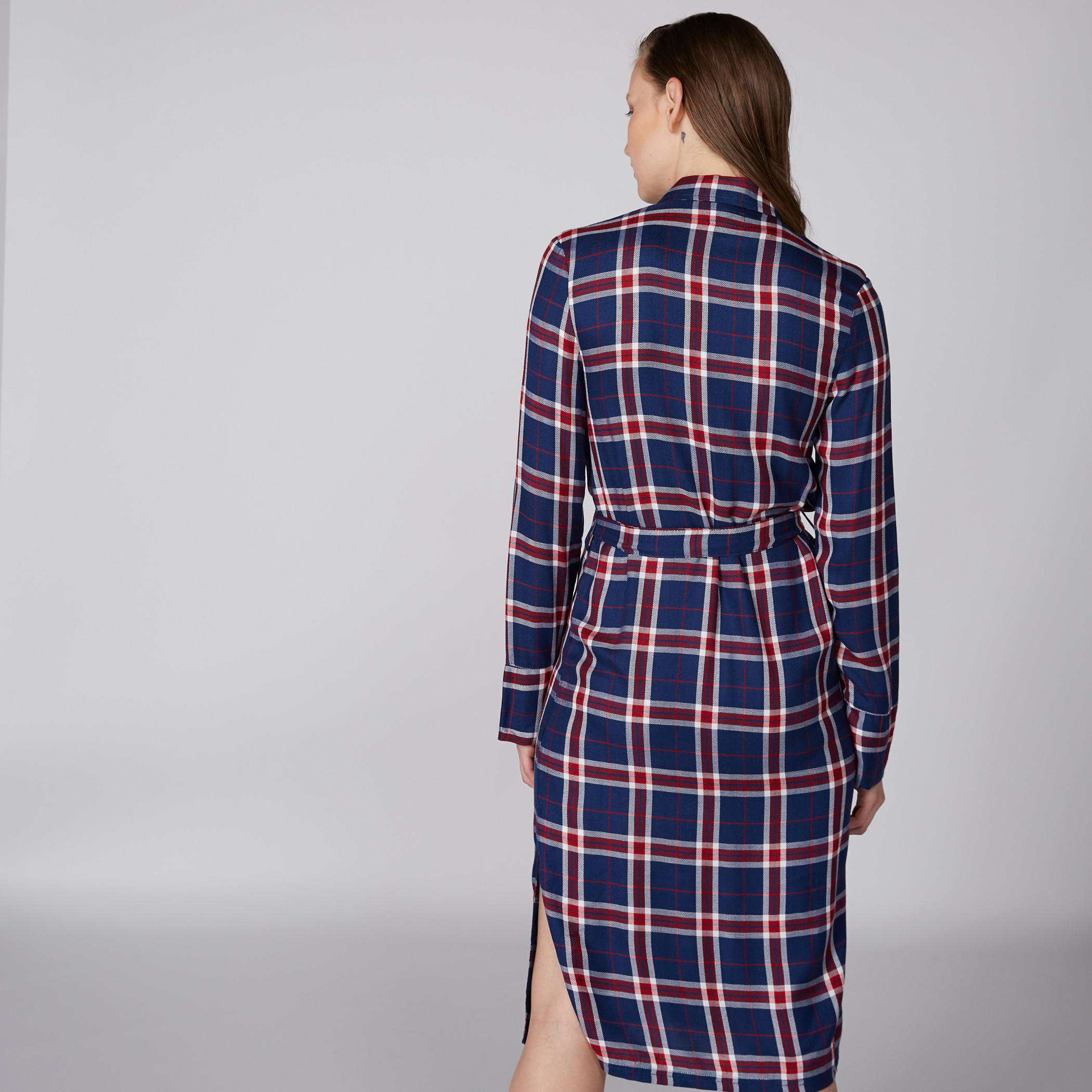 فستان قميص كاروهات بأكمام طويلة ورباط من لي كوبر-women-clothing-dresses-image-3