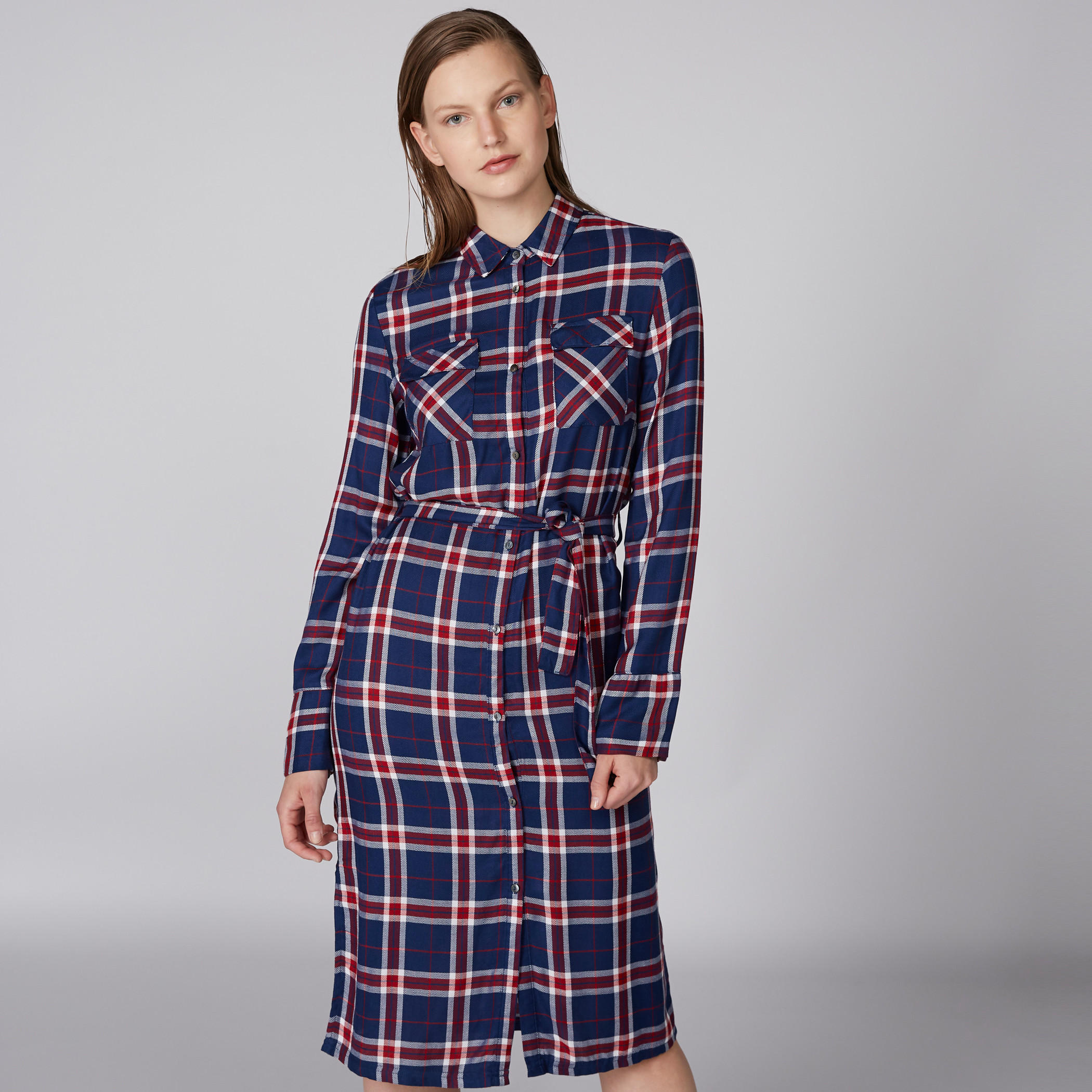 فستان قميص كاروهات بأكمام طويلة ورباط من لي كوبر-women-clothing-dresses-image-4