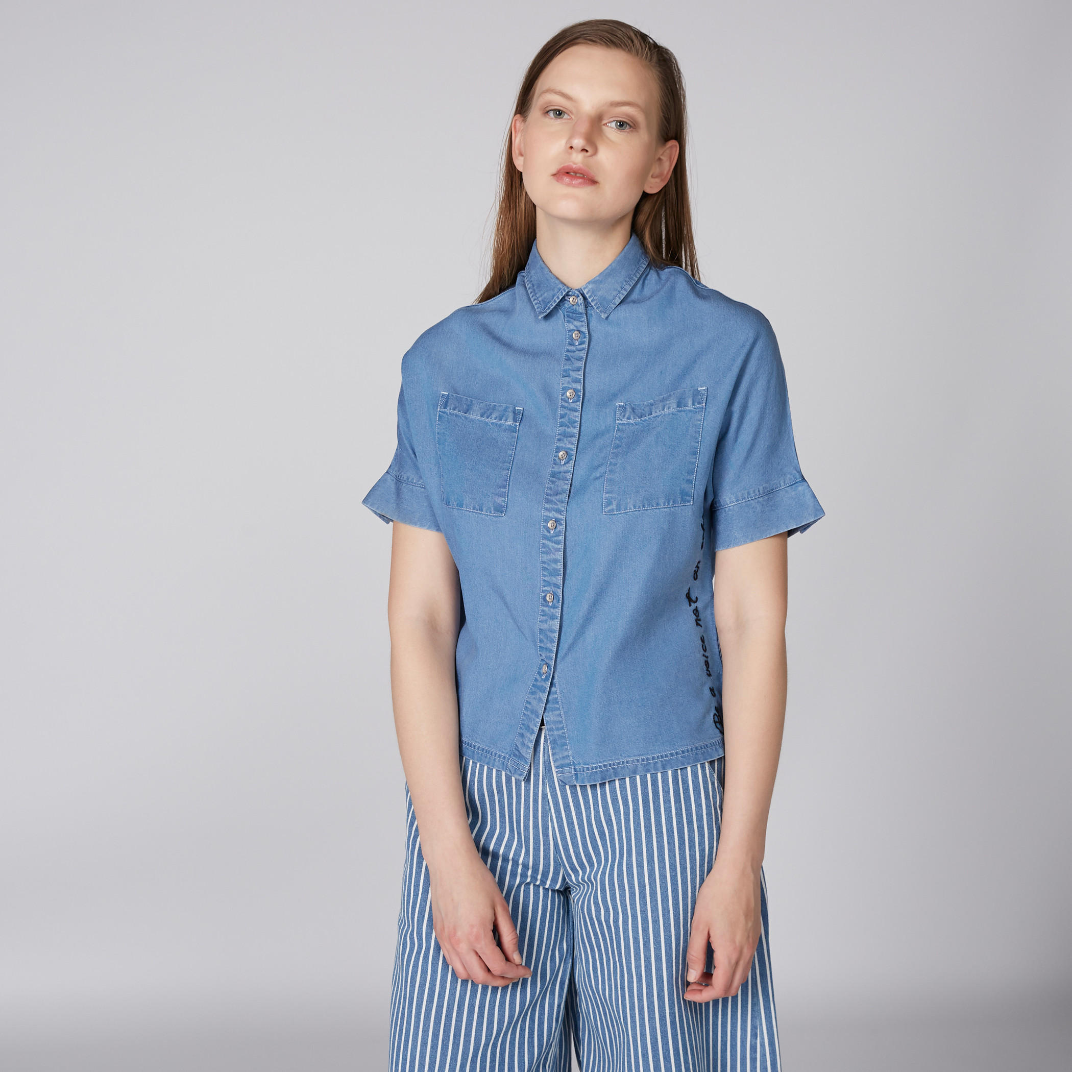 قميص من الدنيم بأكمام طويلة ووصلة أزرار كاملة من لي كوبر-women-clothing-shirtsandblouses-shirts-image-1