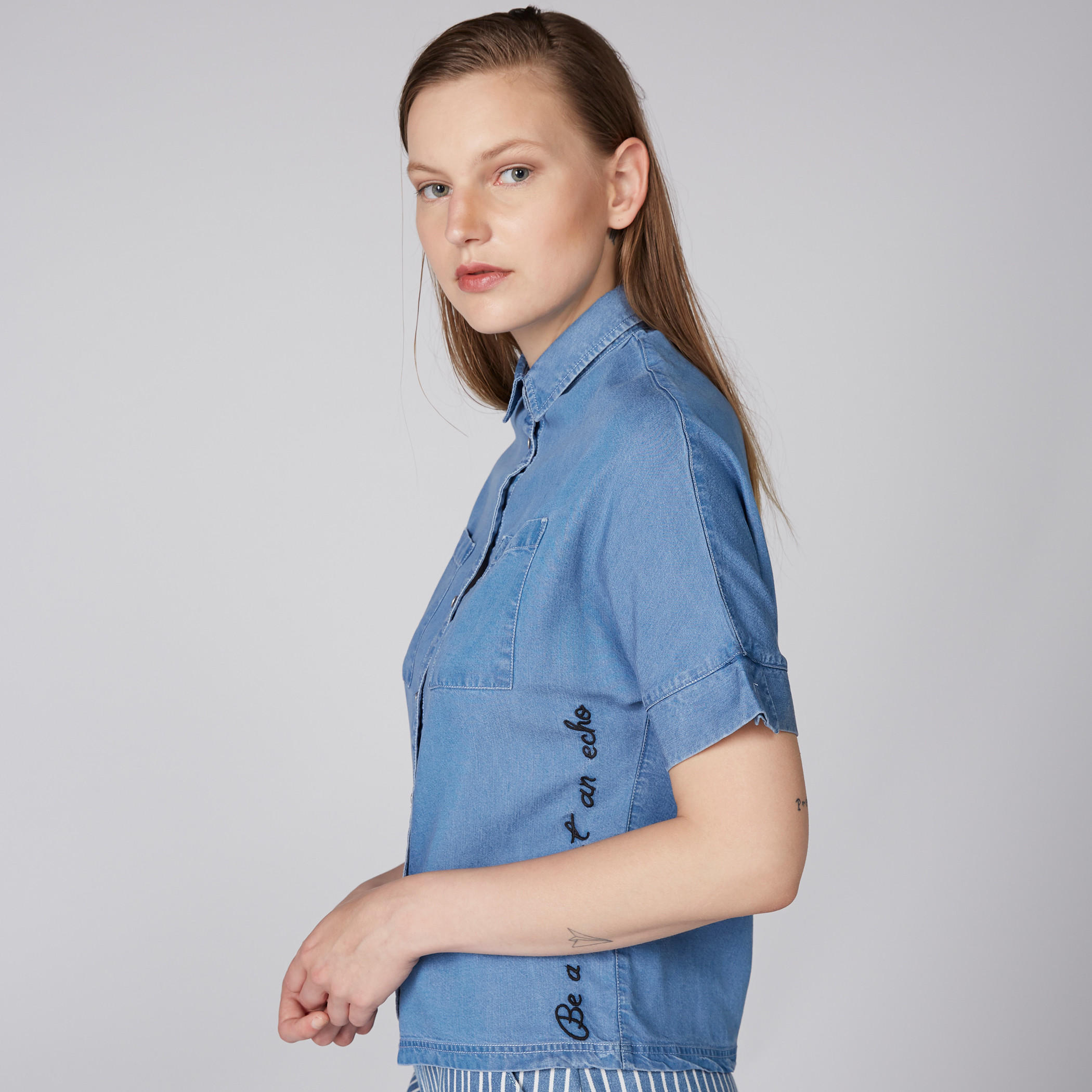 قميص من الدنيم بأكمام طويلة ووصلة أزرار كاملة من لي كوبر-women-clothing-shirtsandblouses-shirts-image-2
