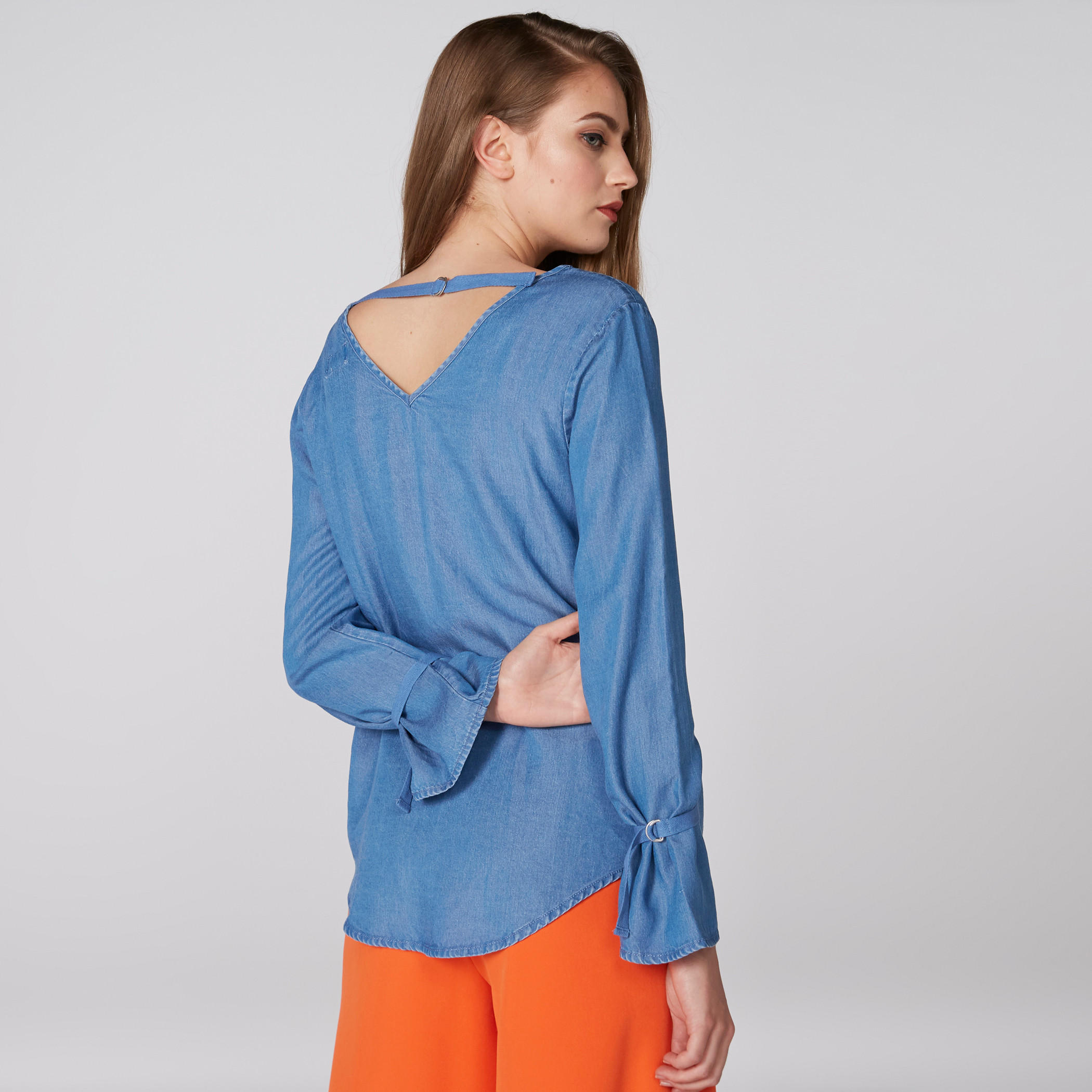 بلوزة من الدينم بياقة V وأكمام طويلة من لي كوبر-women-clothing-shirtsandblouses-blouses-image-1