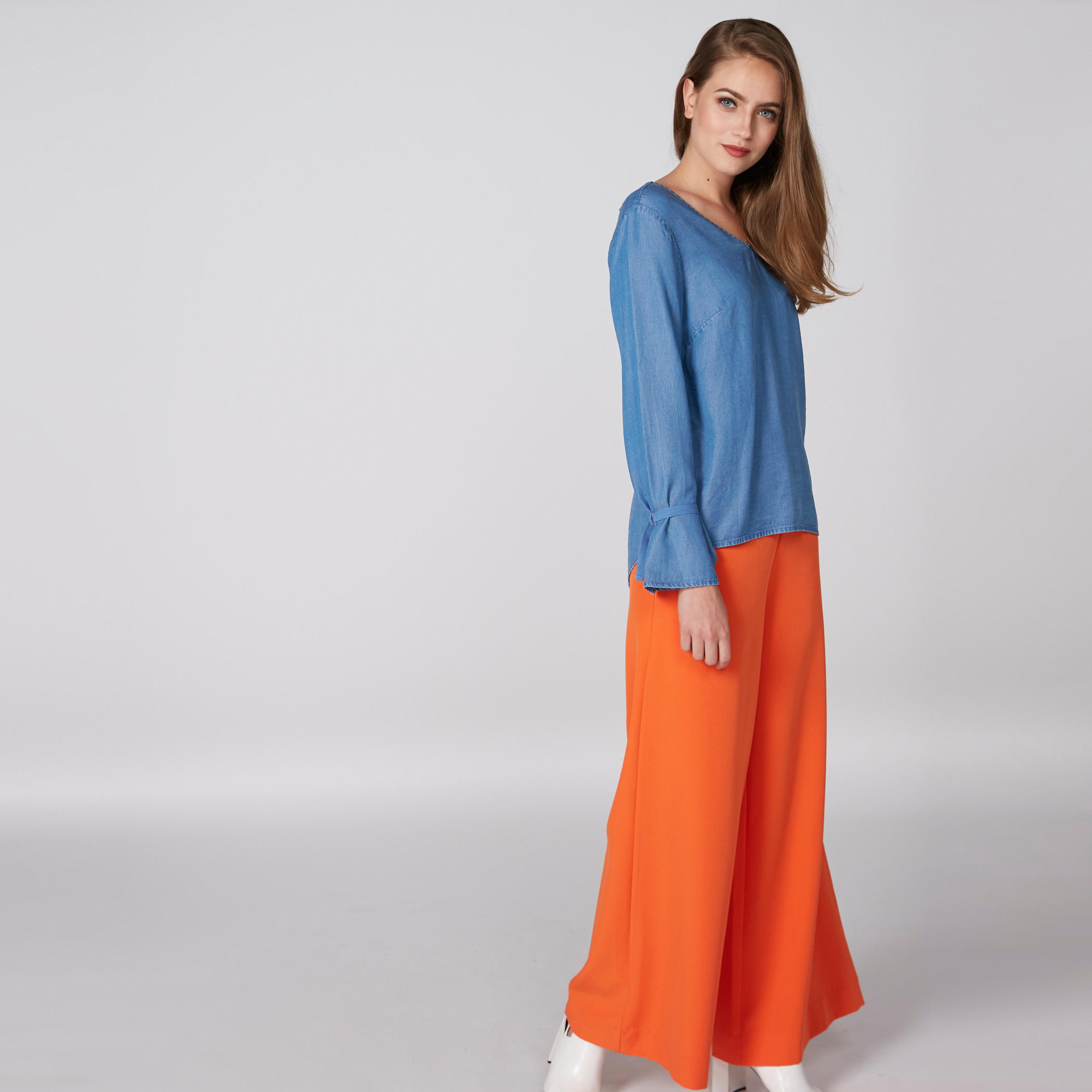 بلوزة من الدينم بياقة V وأكمام طويلة من لي كوبر-women-clothing-shirtsandblouses-blouses-image-2