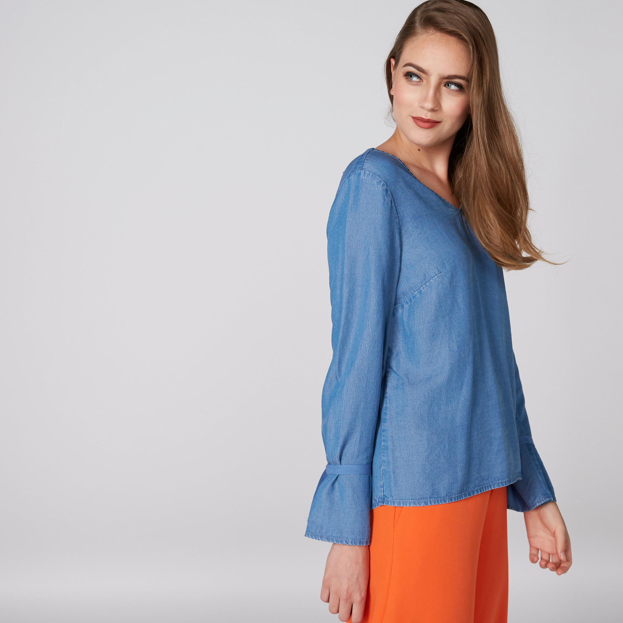 بلوزة من الدينم بياقة V وأكمام طويلة من لي كوبر-women-clothing-shirtsandblouses-blouses-image-3