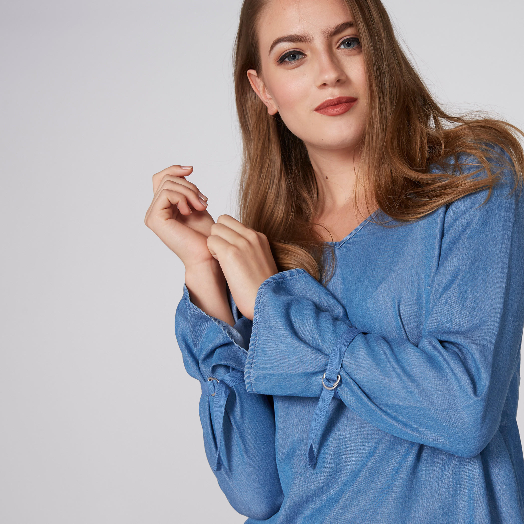 بلوزة من الدينم بياقة V وأكمام طويلة من لي كوبر-women-clothing-shirtsandblouses-blouses-image-4