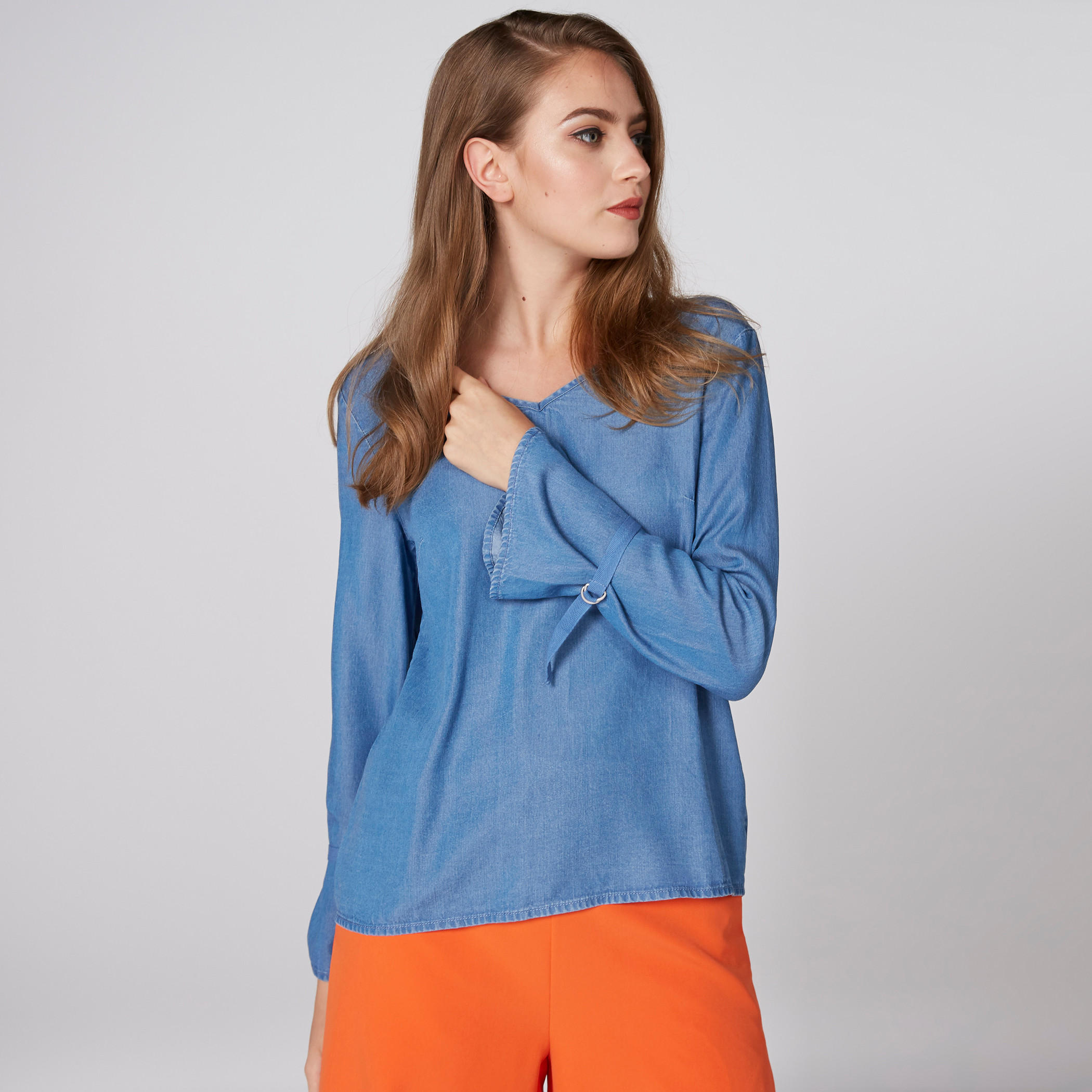 بلوزة من الدينم بياقة V وأكمام طويلة من لي كوبر-women-clothing-shirtsandblouses-blouses-image-5