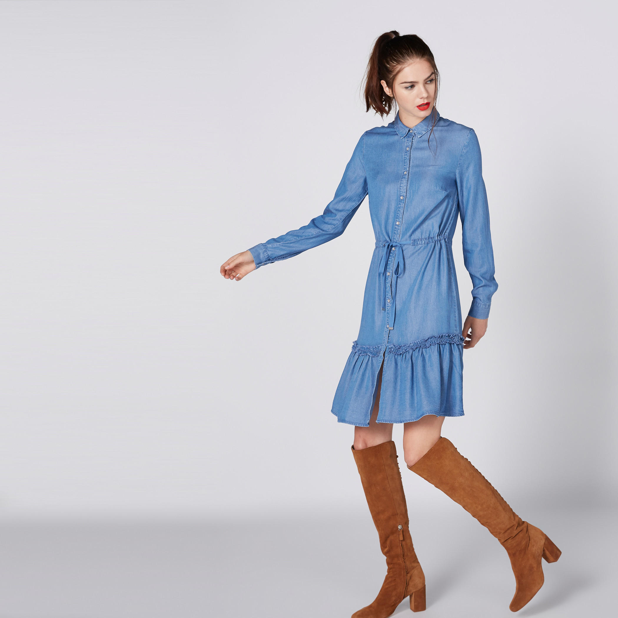 فستان قميص من الدينم بأكمام طويلة ورباط من لي كوبر-women-clothing-dresses-image-1