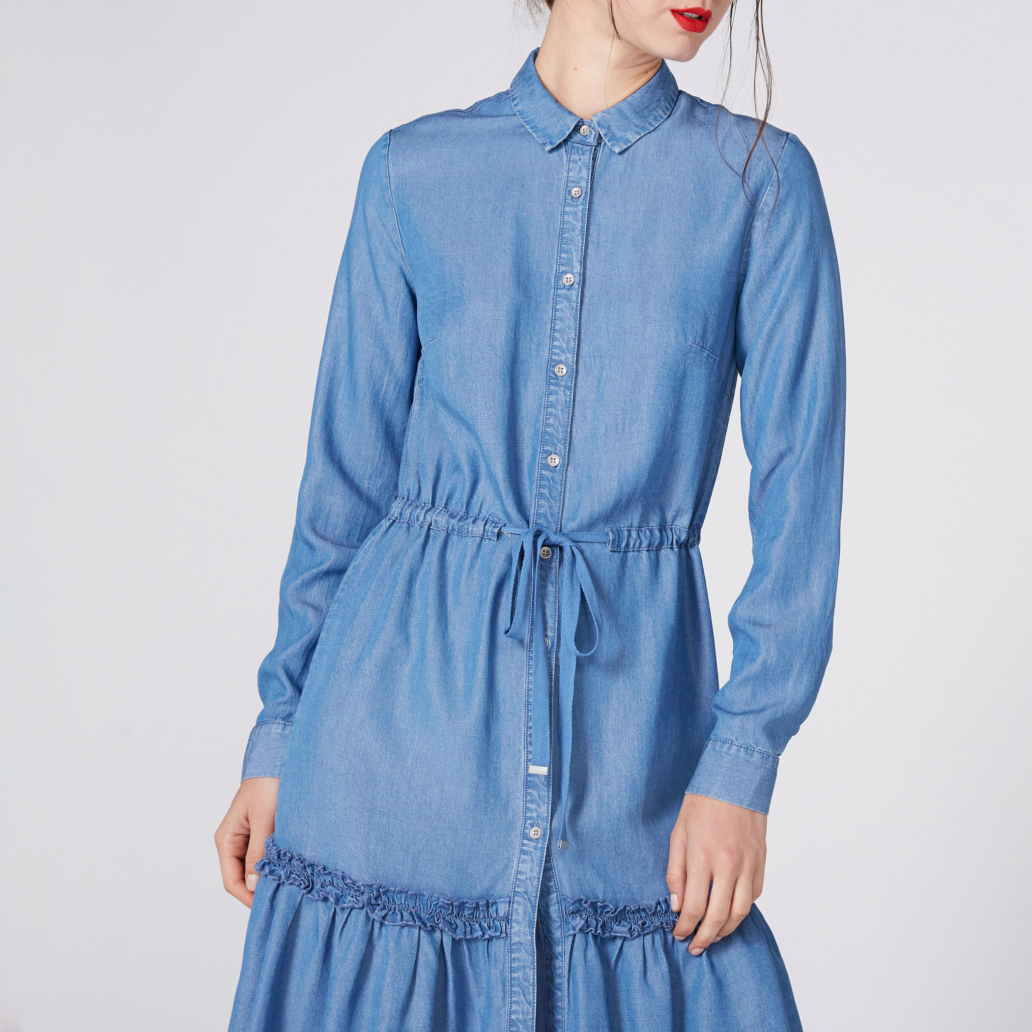 فستان قميص من الدينم بأكمام طويلة ورباط من لي كوبر-women-clothing-dresses-image-4