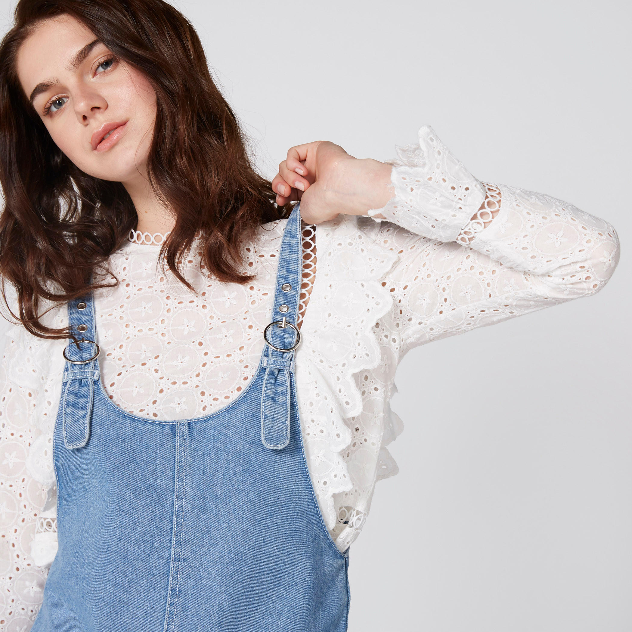 مريلة من الدينم بإبزيم بدبوس وجيوب من لي كوبر-women-clothing-dresses-image-2