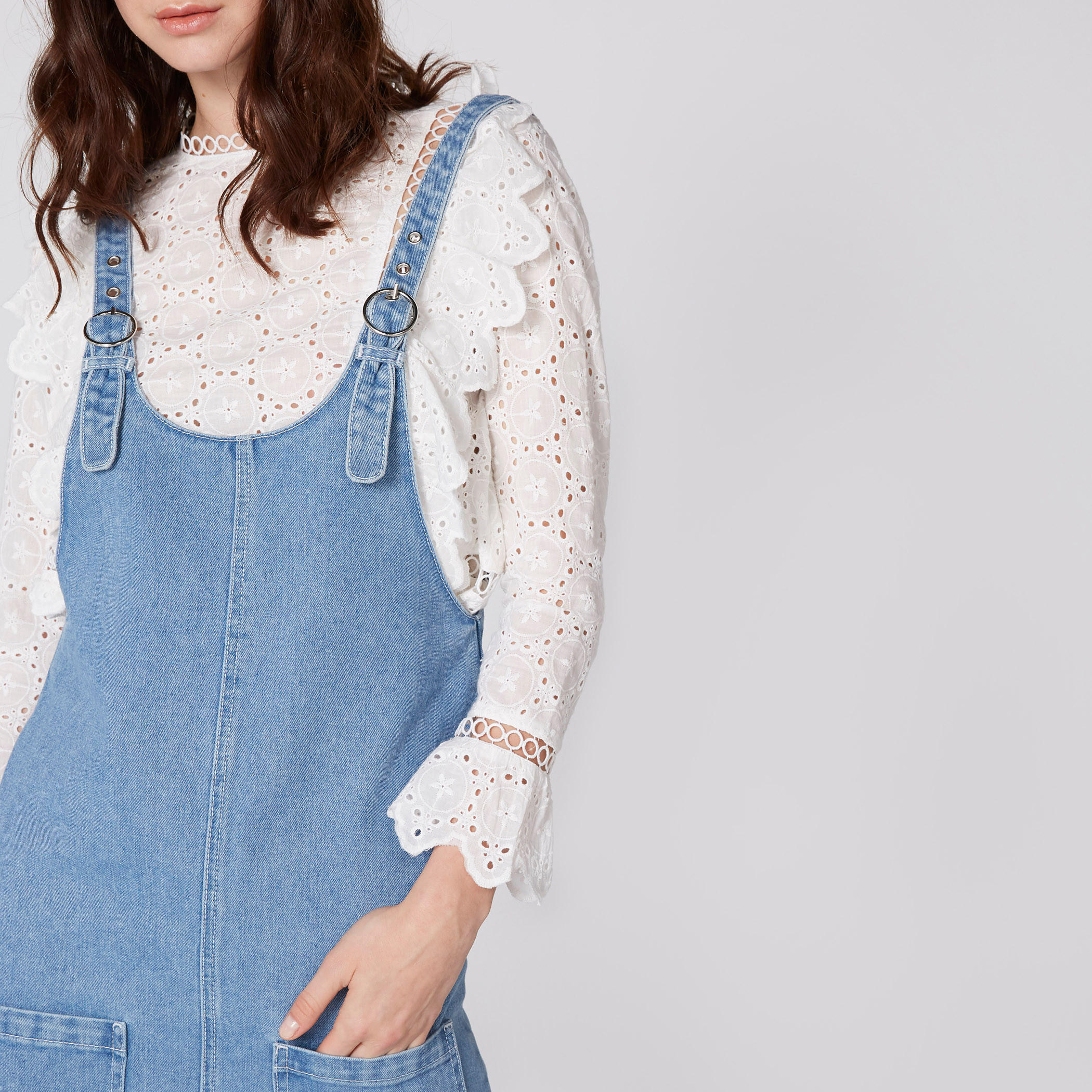 مريلة من الدينم بإبزيم بدبوس وجيوب من لي كوبر-women-clothing-dresses-image-4