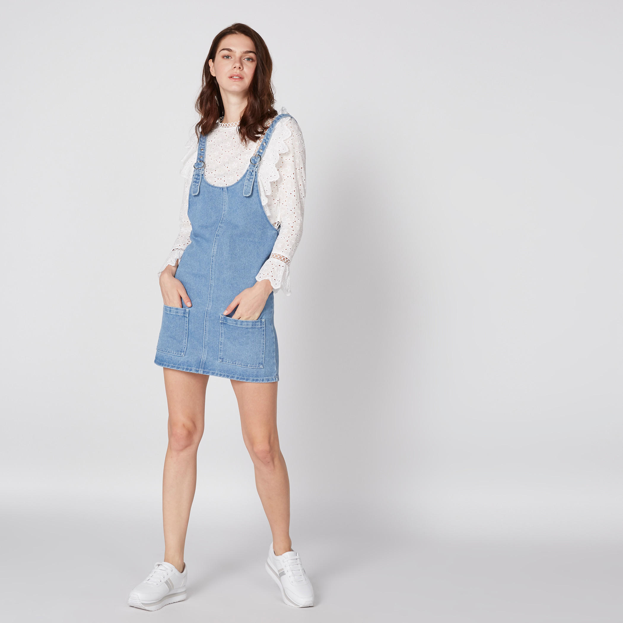 مريلة من الدينم بإبزيم بدبوس وجيوب من لي كوبر-women-clothing-dresses-image-5