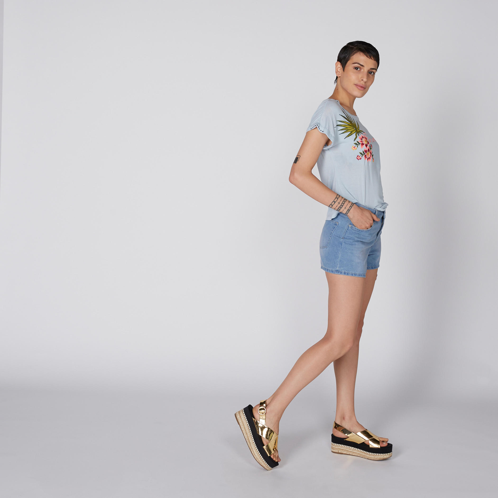 شورت من الدينم بزر إغلاق وجيوب من لي كوبر-women-clothing-bottoms-shorts-image-3
