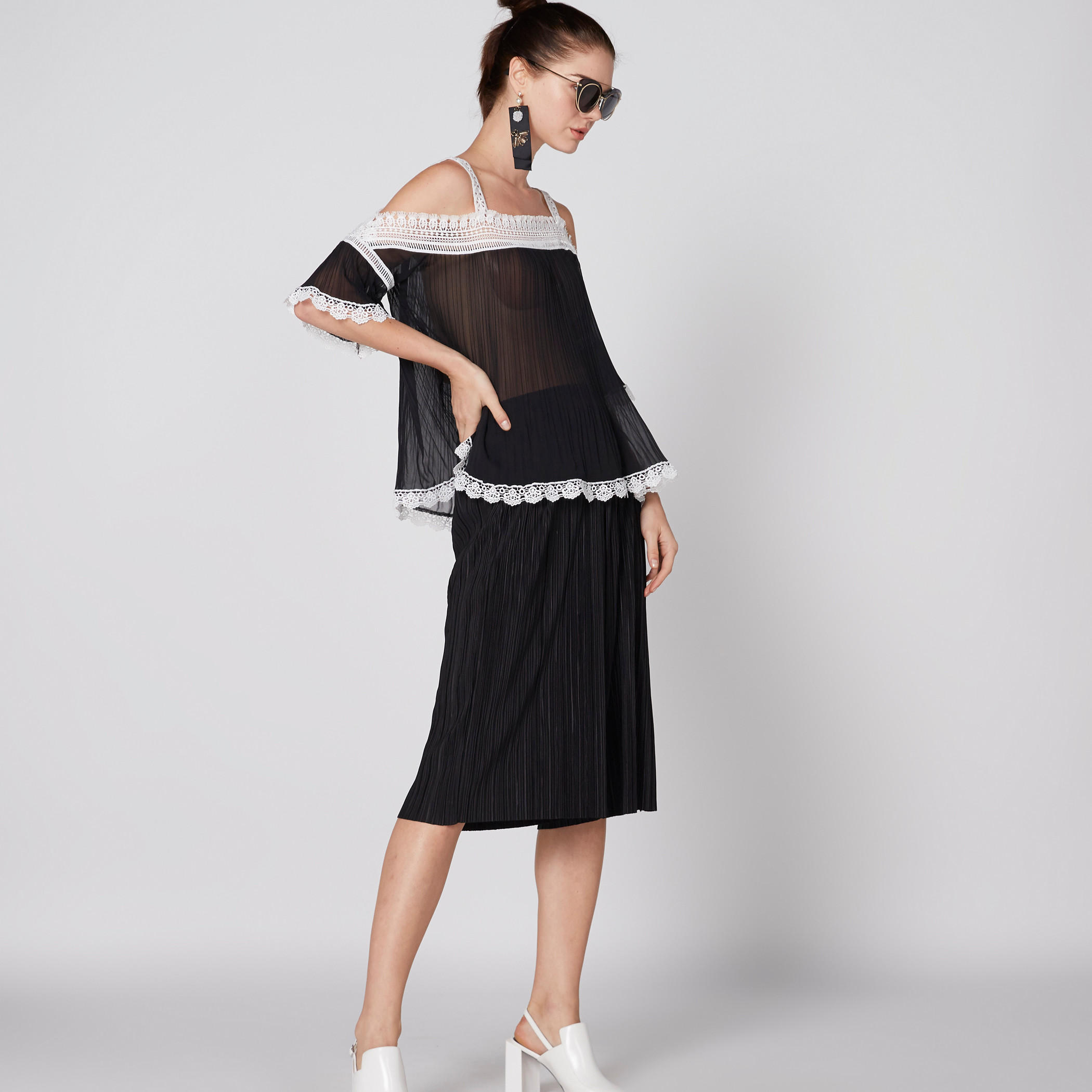 بنطال واسع الساقين بارز الملمس بخصر مطّاطي من لي كوبر-women-clothing-bottoms-trousers-image-1
