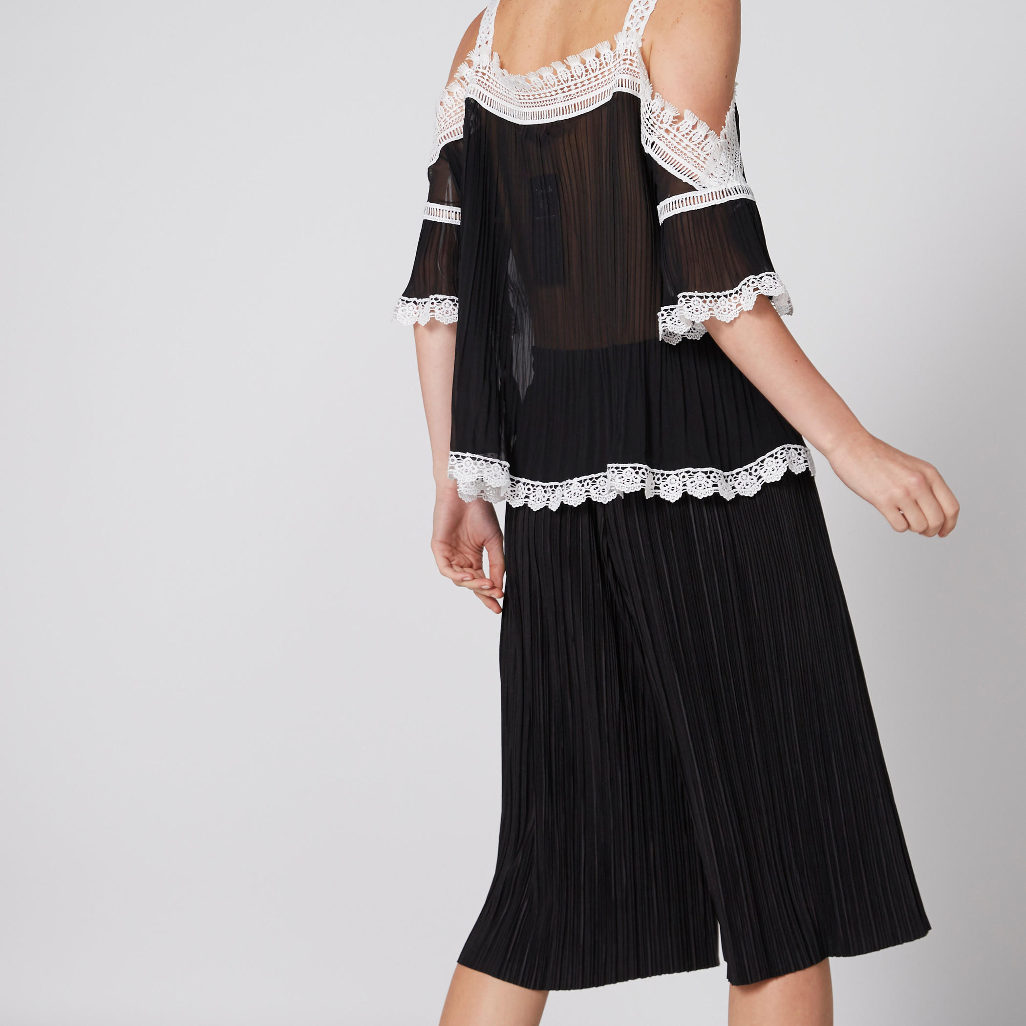 بنطال واسع الساقين بارز الملمس بخصر مطّاطي من لي كوبر-women-clothing-bottoms-trousers-image-2