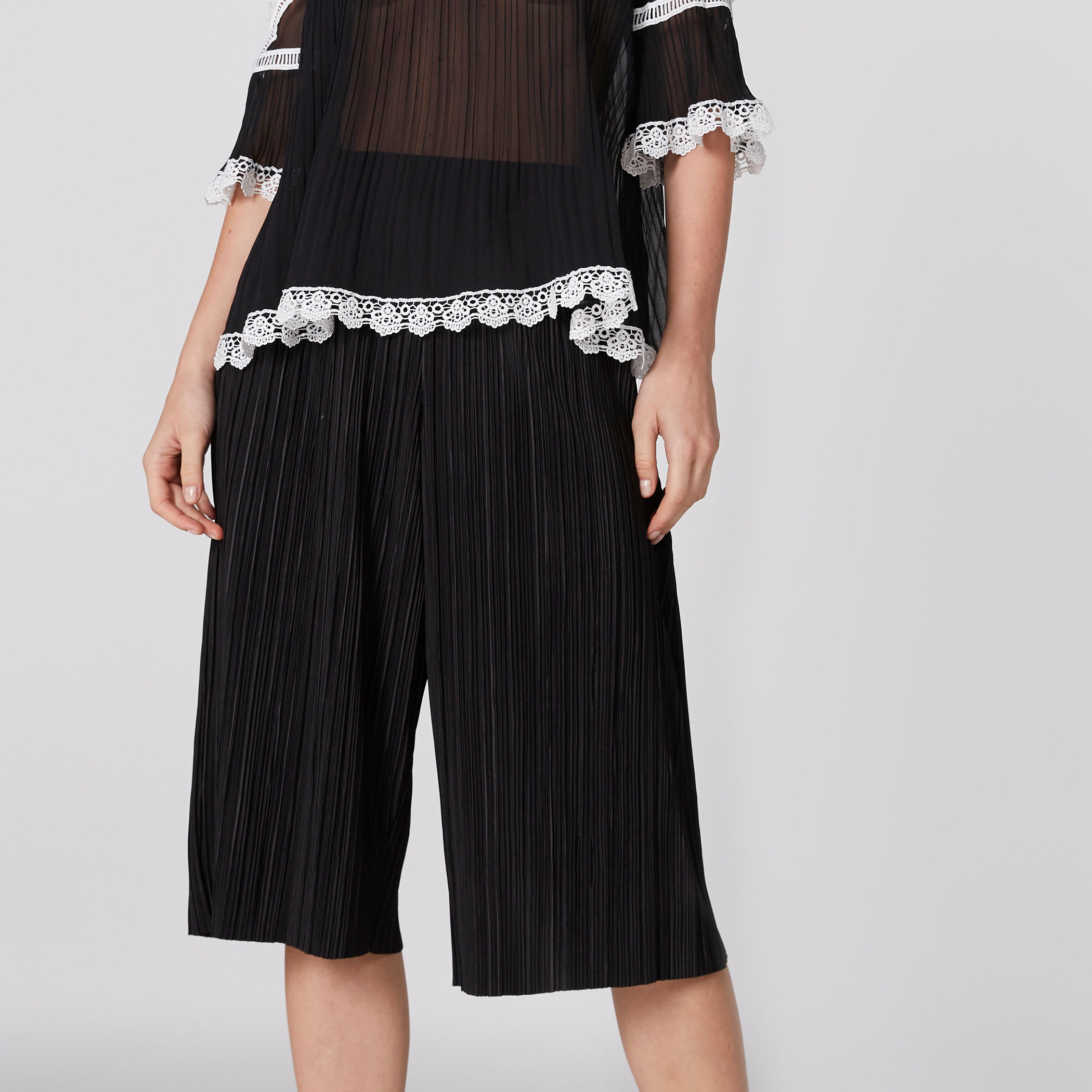 بنطال واسع الساقين بارز الملمس بخصر مطّاطي من لي كوبر-women-clothing-bottoms-trousers-image-3