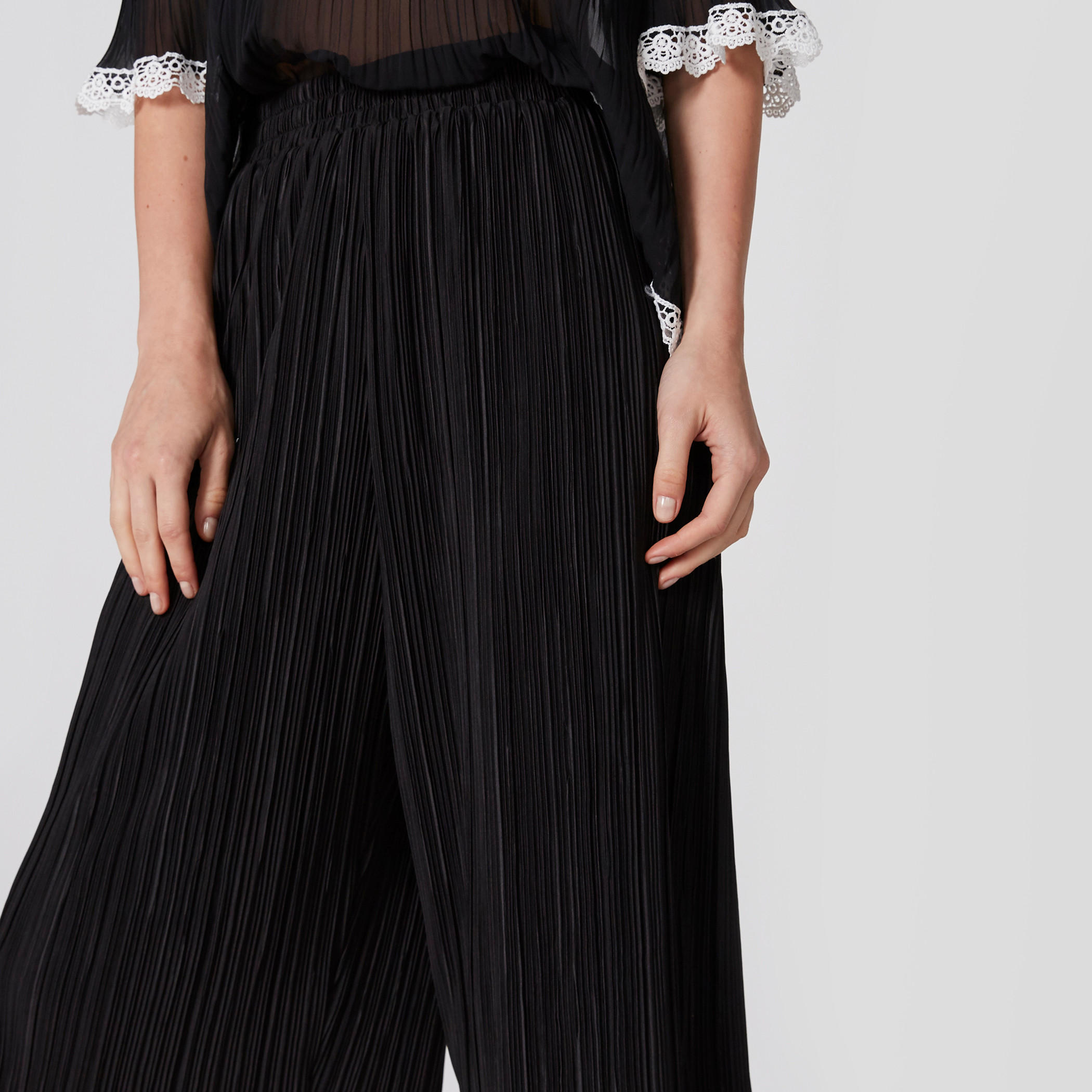 بنطال واسع الساقين بارز الملمس بخصر مطّاطي من لي كوبر-women-clothing-bottoms-trousers-image-4