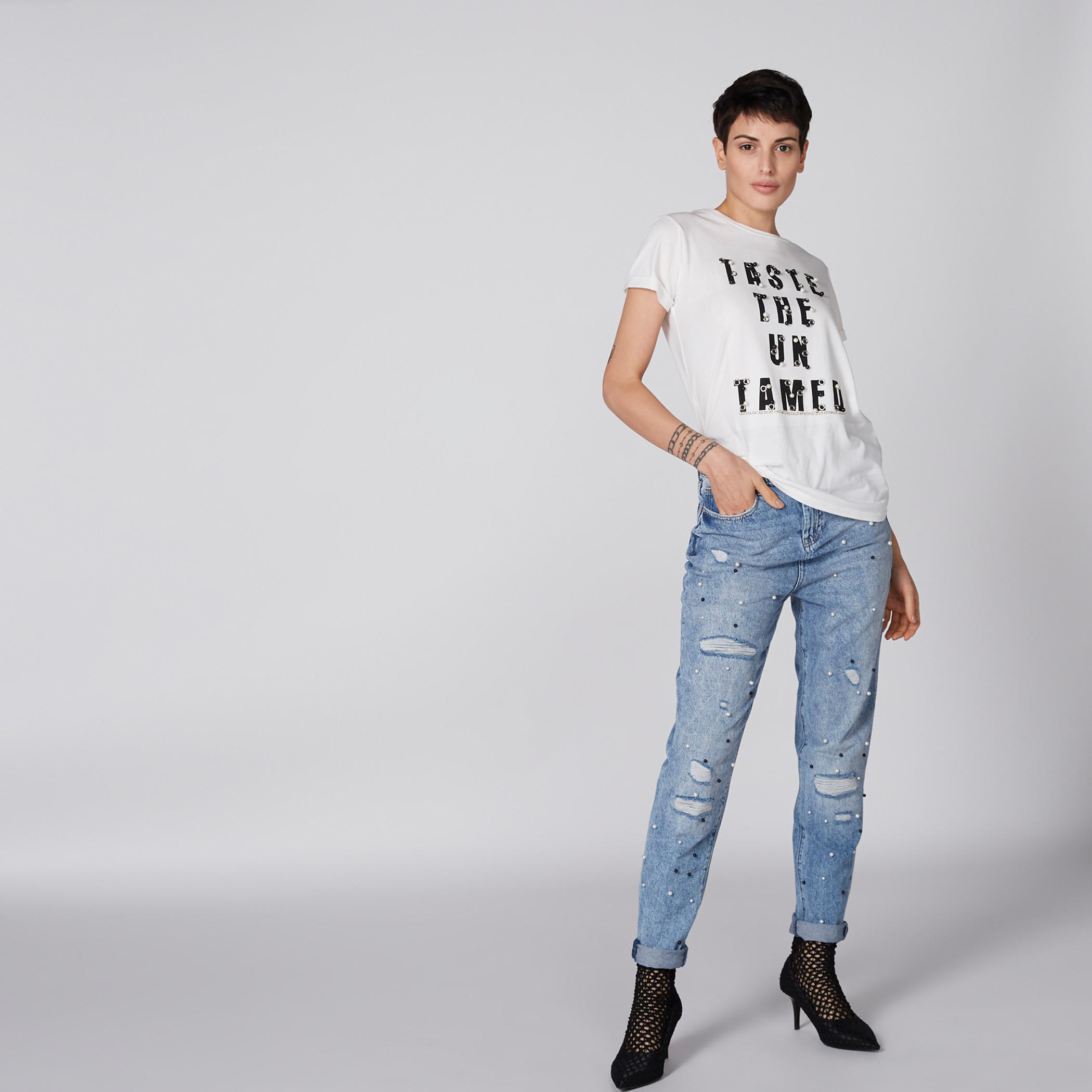 تيشيرت بياقة مستديرة وأكمام قصيرة وتزيينات من لي كوبر-women-clothing-tshirts-image-1