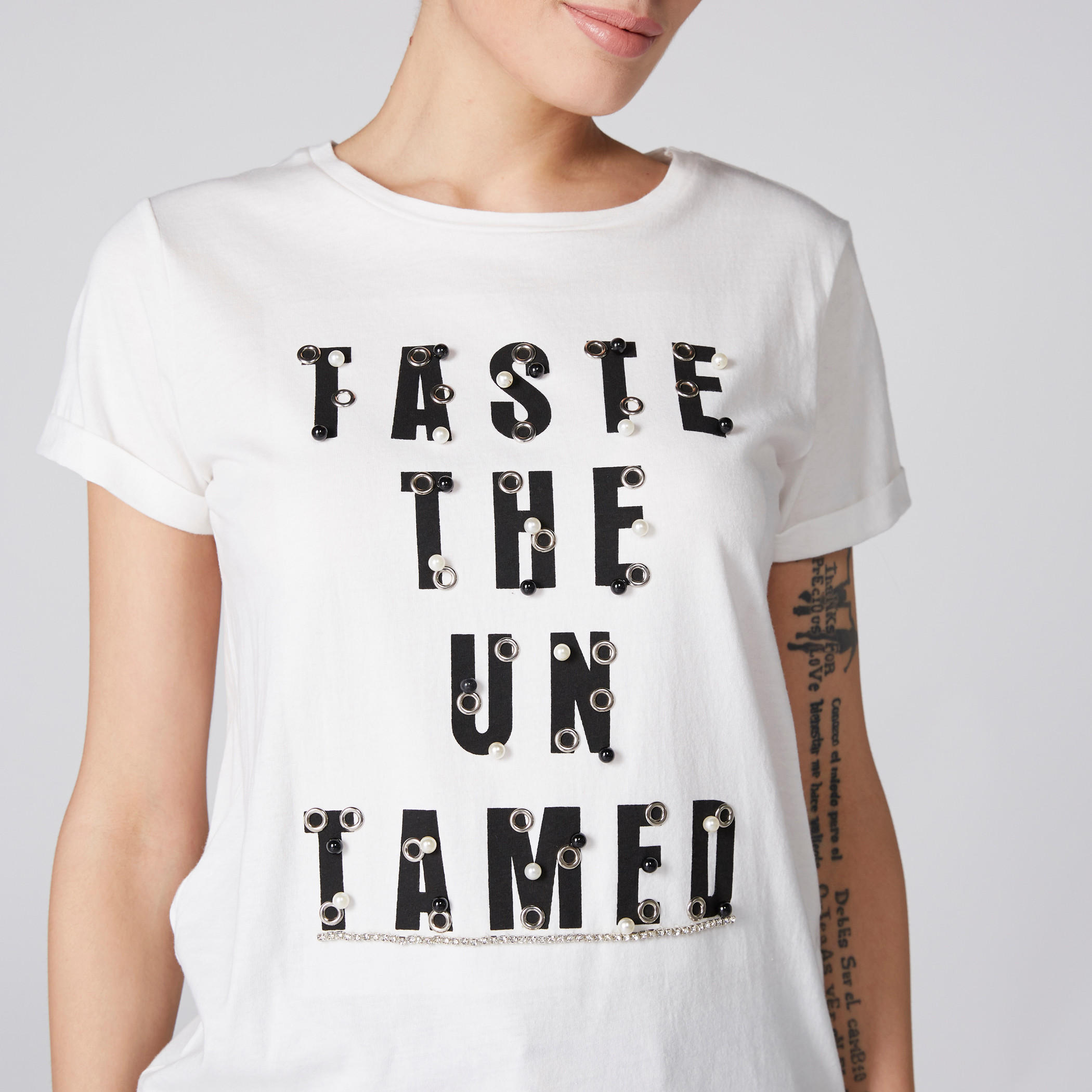 تيشيرت بياقة مستديرة وأكمام قصيرة وتزيينات من لي كوبر-women-clothing-tshirts-image-2
