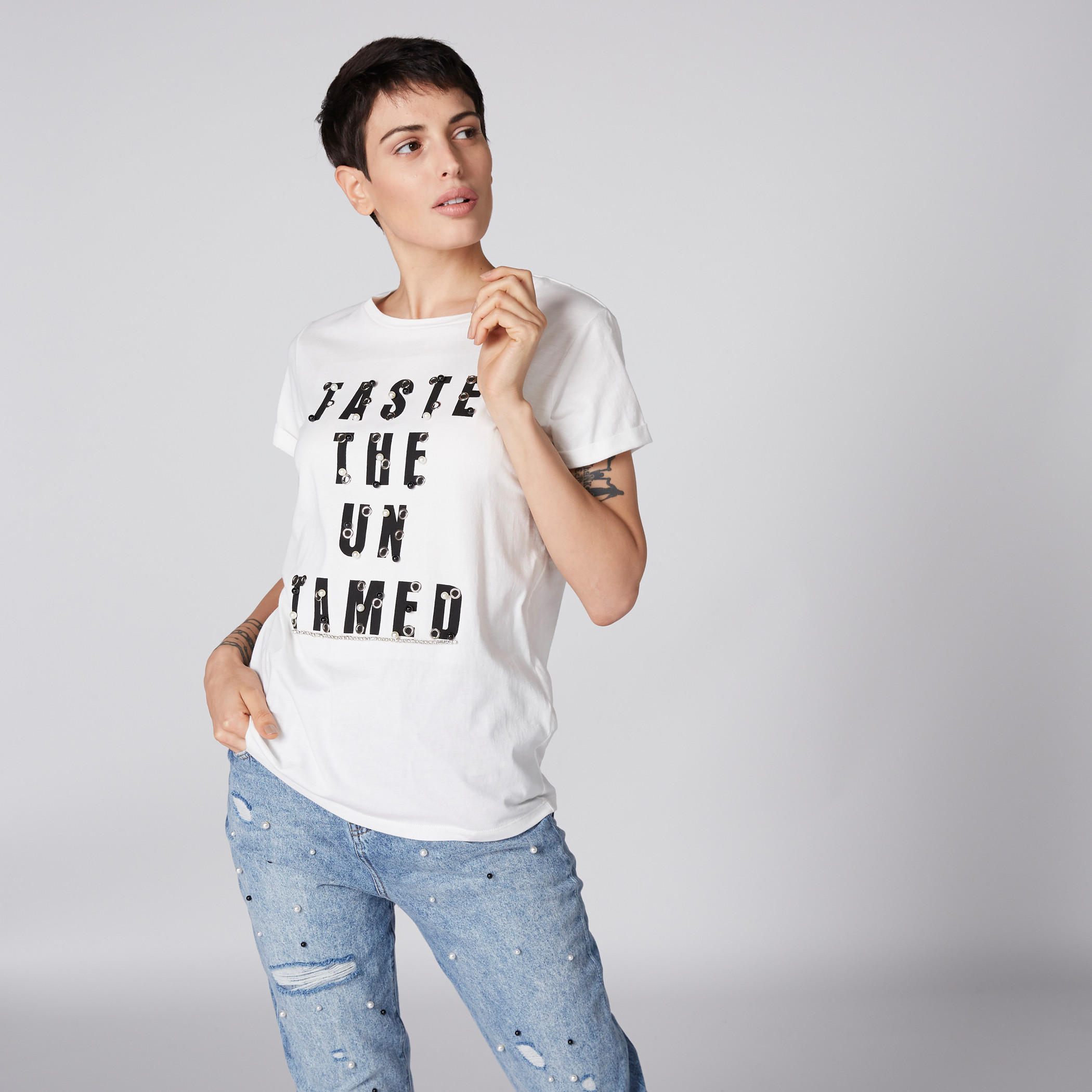 تيشيرت بياقة مستديرة وأكمام قصيرة وتزيينات من لي كوبر-women-clothing-tshirts-image-3