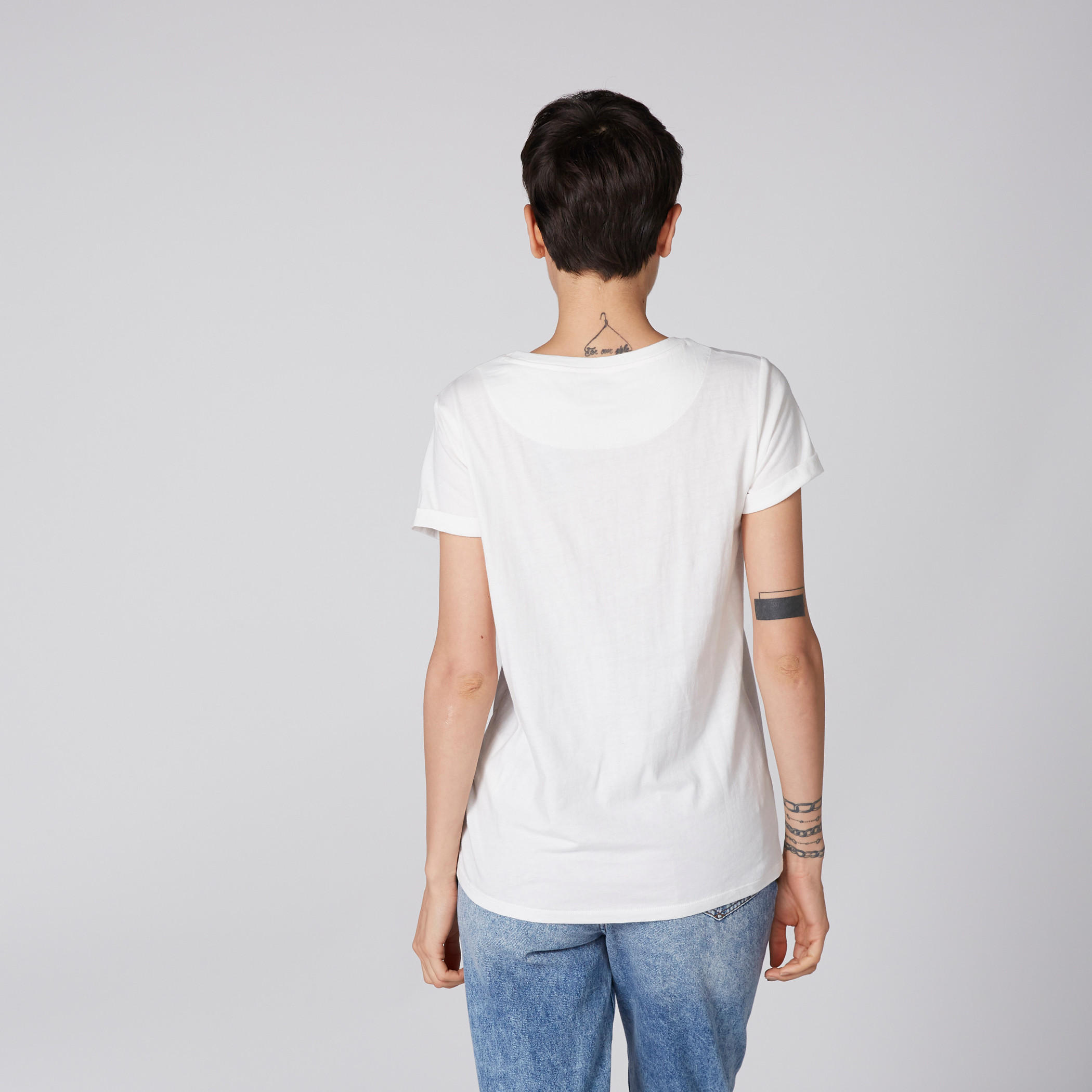 تيشيرت بياقة مستديرة وأكمام قصيرة وتزيينات من لي كوبر-women-clothing-tshirts-image-4